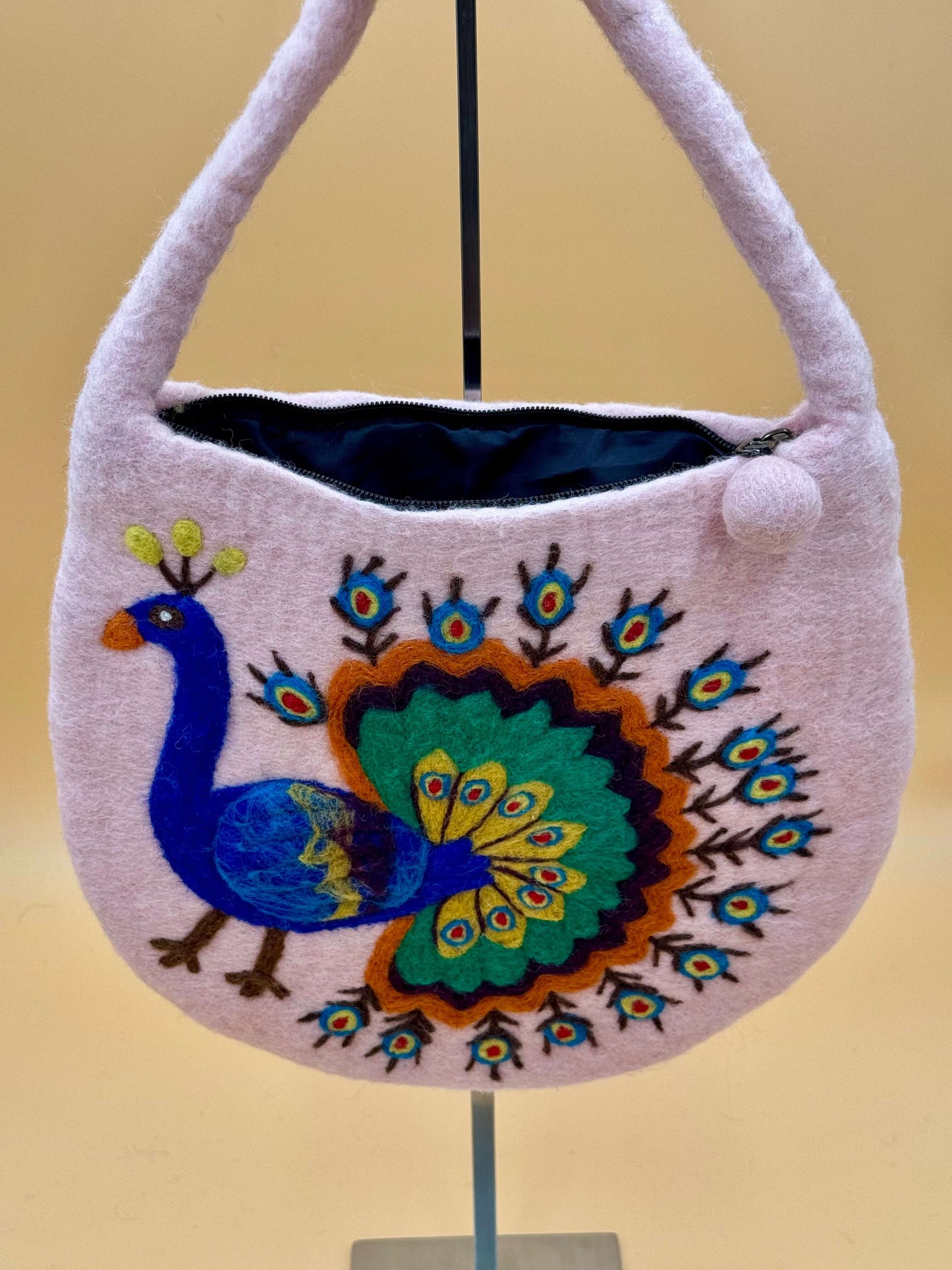 Umhängetasche Filztasche Size M Crossbody Pfau in pink mit buntem Pfau-Design und Innenfutter.