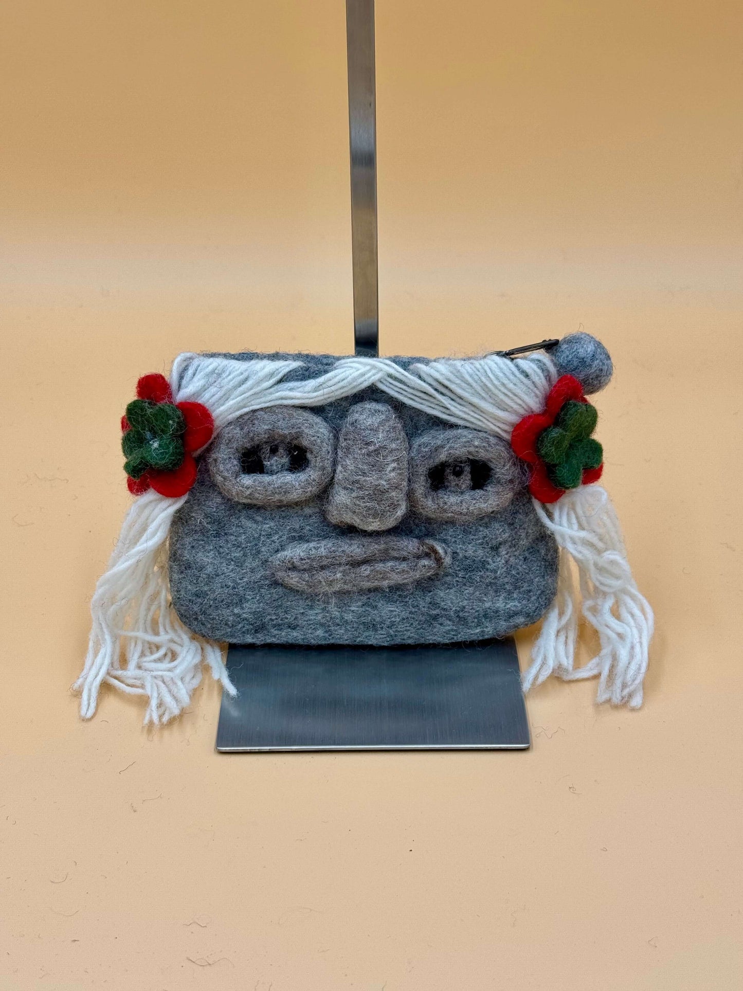 Geldbörse Filztasche Size M Touch Mädchen, handgemacht, grau mit roten Blumen und weißen Haaren, 17x13 cm.