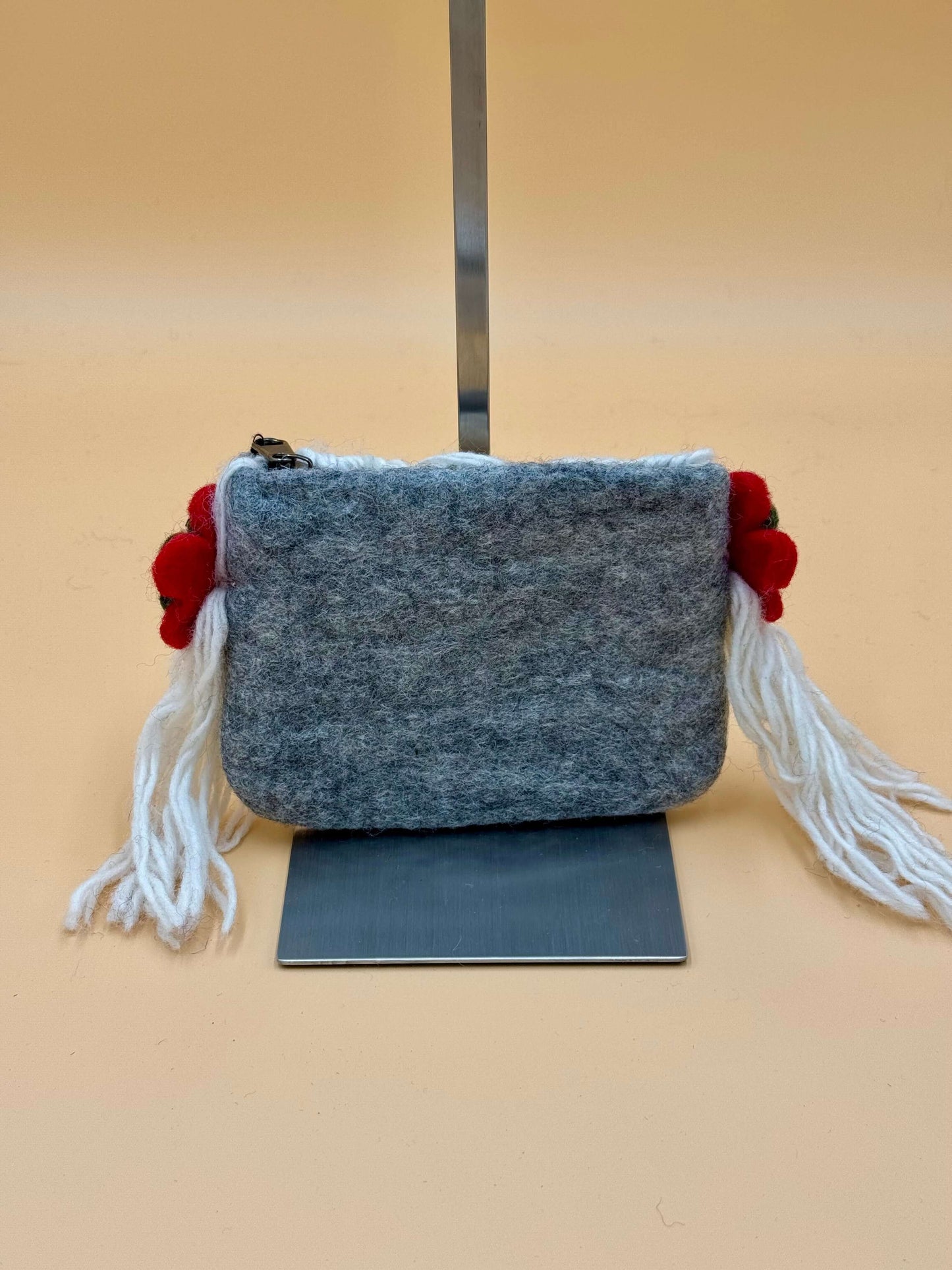 Geldbörse Filztasche Size M Touch Mädchen in grau mit roten Details und weißen Fransen, handgefertigt aus 100% Wolle.