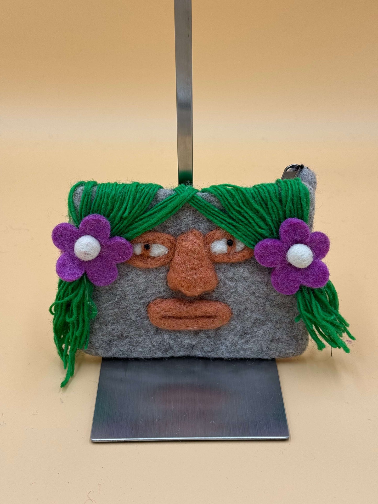 Handgemachte Filztasche Size M in Grau mit bunten Blumen und Gesichtsmotiv, ideal für Mädchen und praktische Aufbewahrung.
