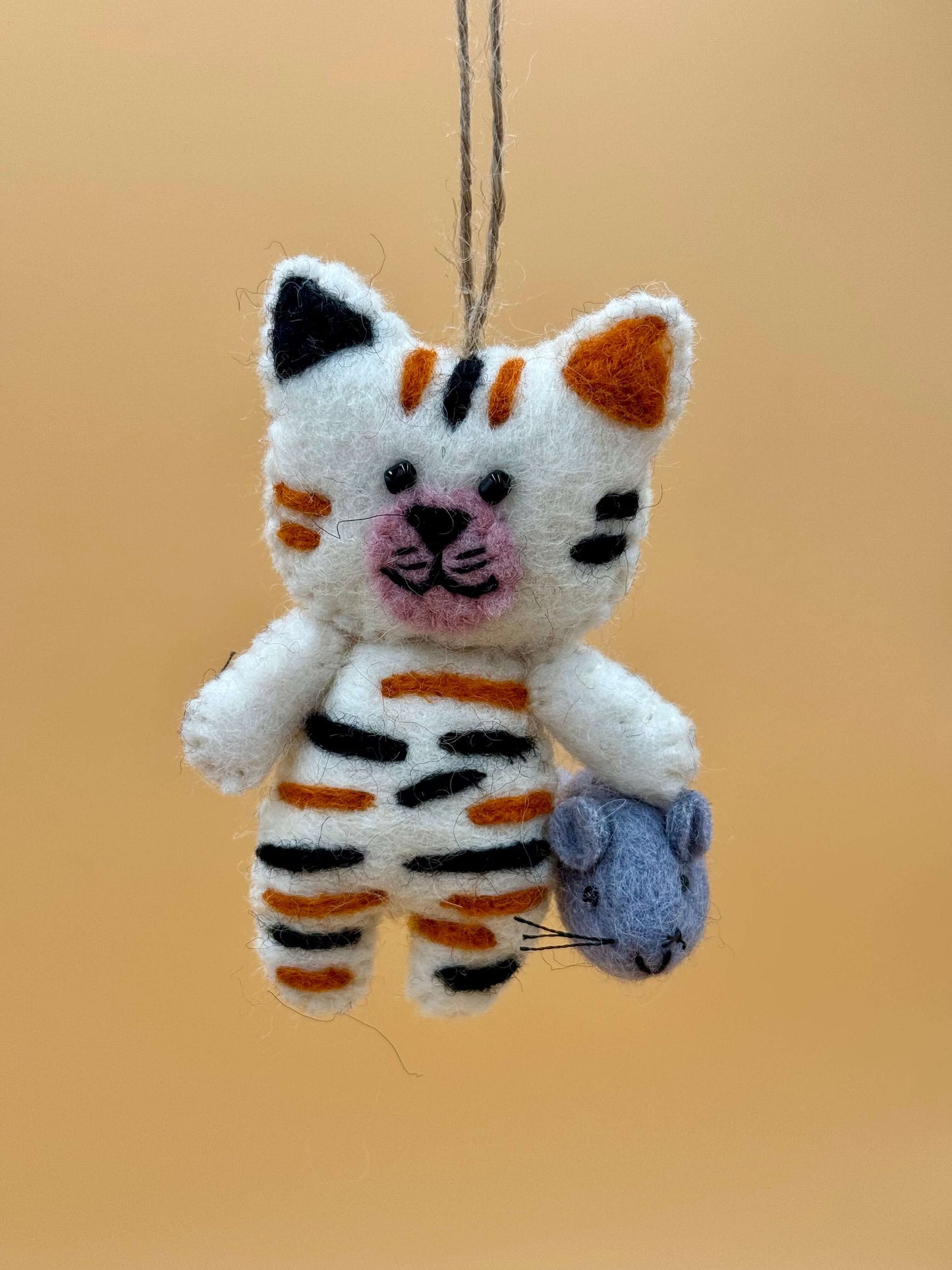 Filzanhänger Schlüsselanhänger Katze mit Maus, handgemacht aus 100% Wolle, braun schwarz weiß, einzigartiges Unikat.