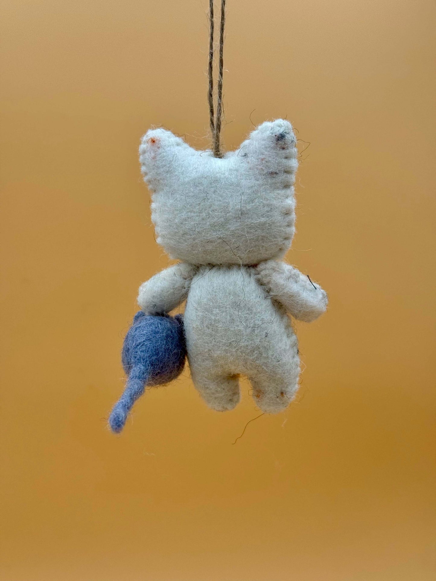 Handgemachter Filzanhänger Schlüsselanhänger Katze mit Maus in braun und weiß, 100% Wolle, einzigartiges Design.