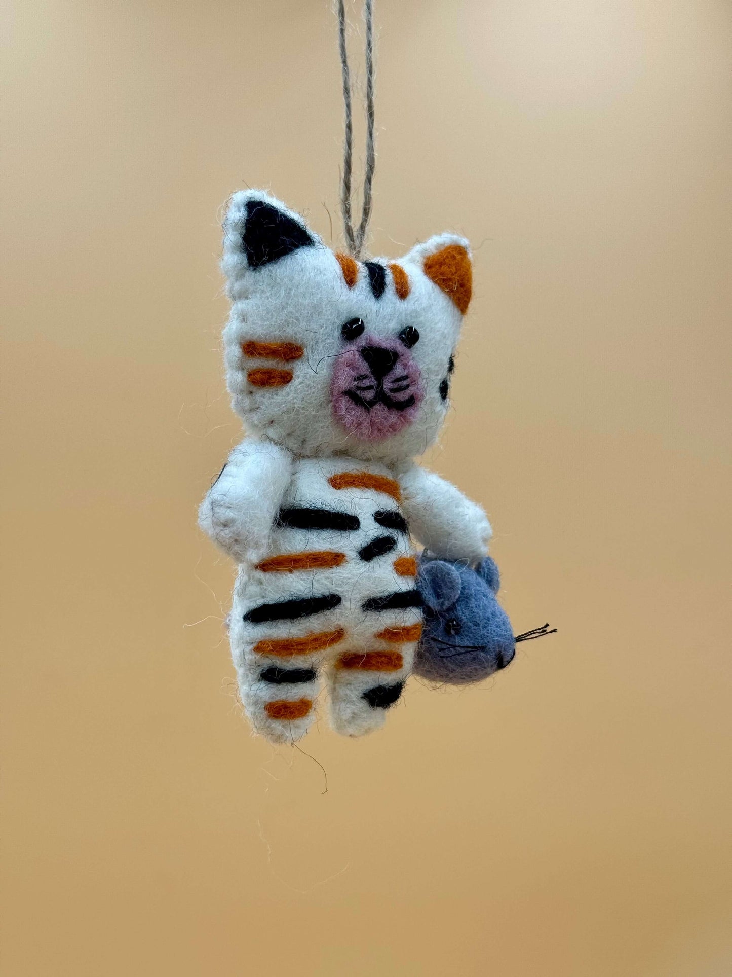 Handmade Filzanhänger Schlüsselanhänger Katze mit Maus in braun, schwarz, weiß, aus 100% Wolle, einzigartiges Unikat.
