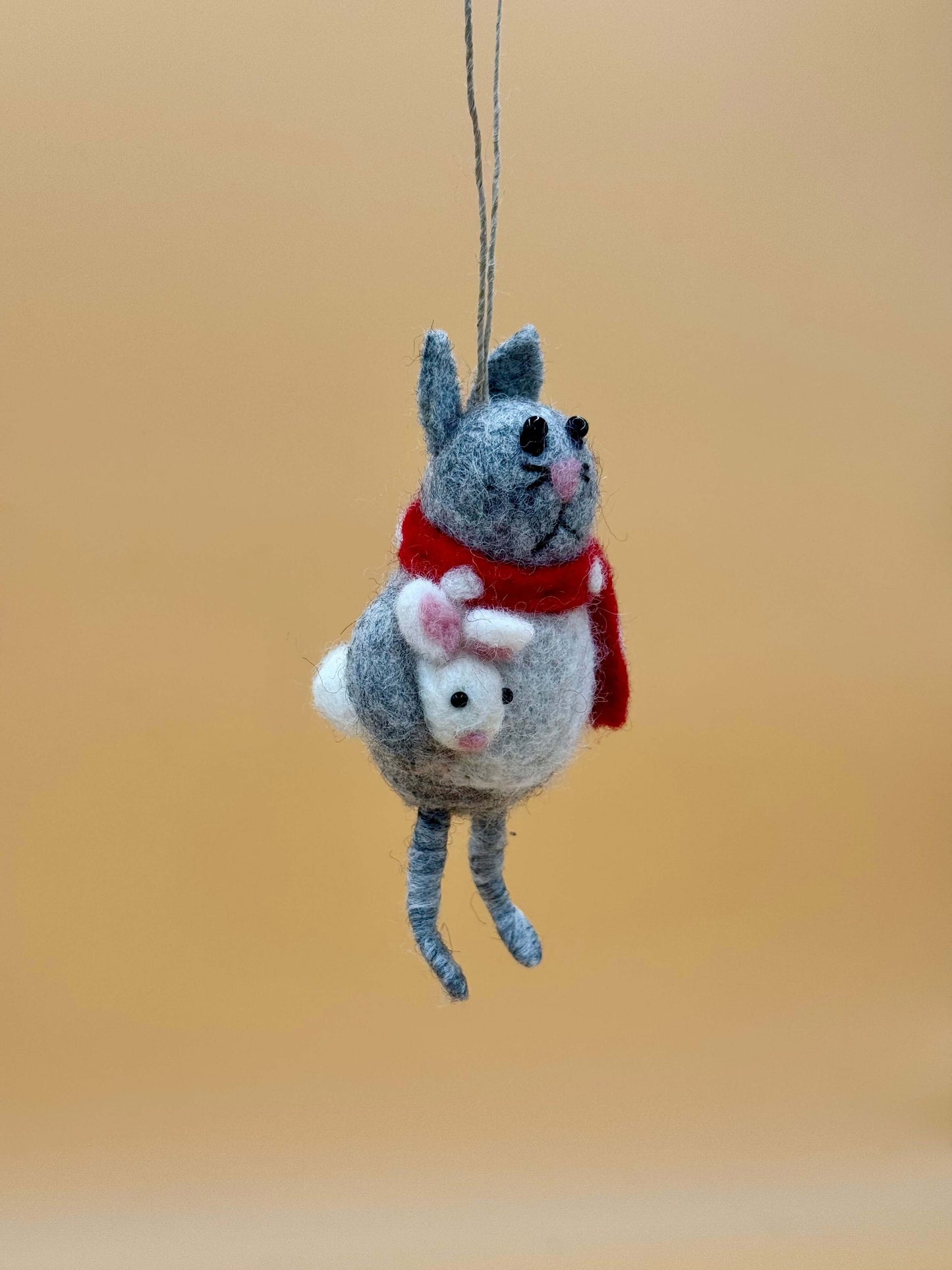 Handmade Filzanhänger Schlüsselanhänger Katze mit Maus in grau, rot, weiß und rosa Wolle, dekoriert mit Schal und Brille.