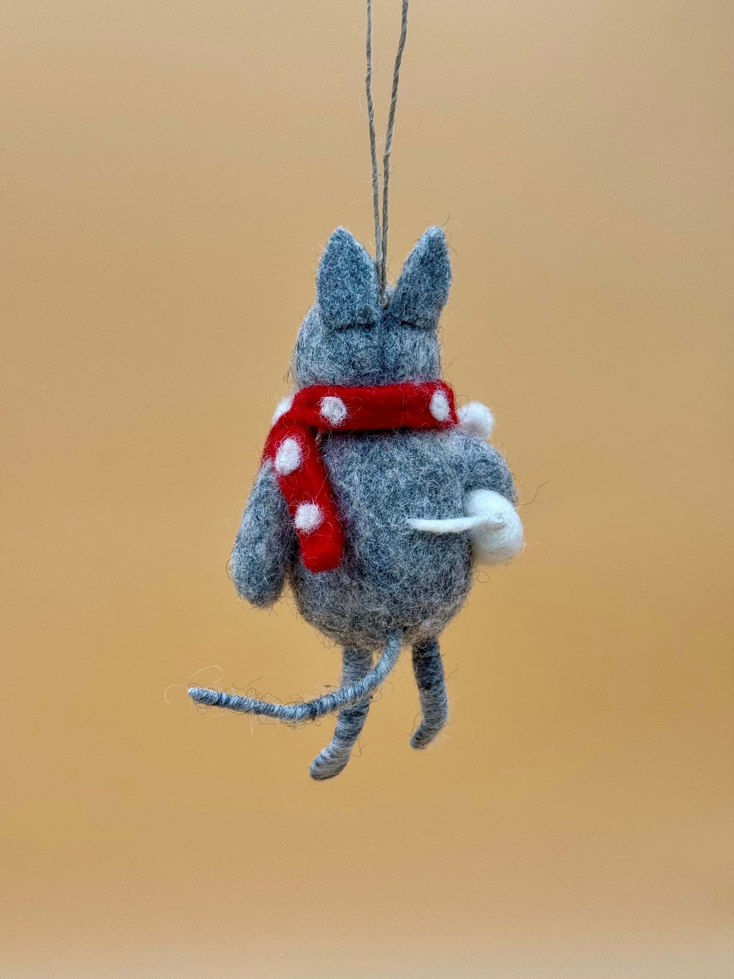 Filzanhänger Schlüsselanhänger Katze mit Maus, grau mit rotem Schal, handgemacht aus 100% Wolle. Unique design.