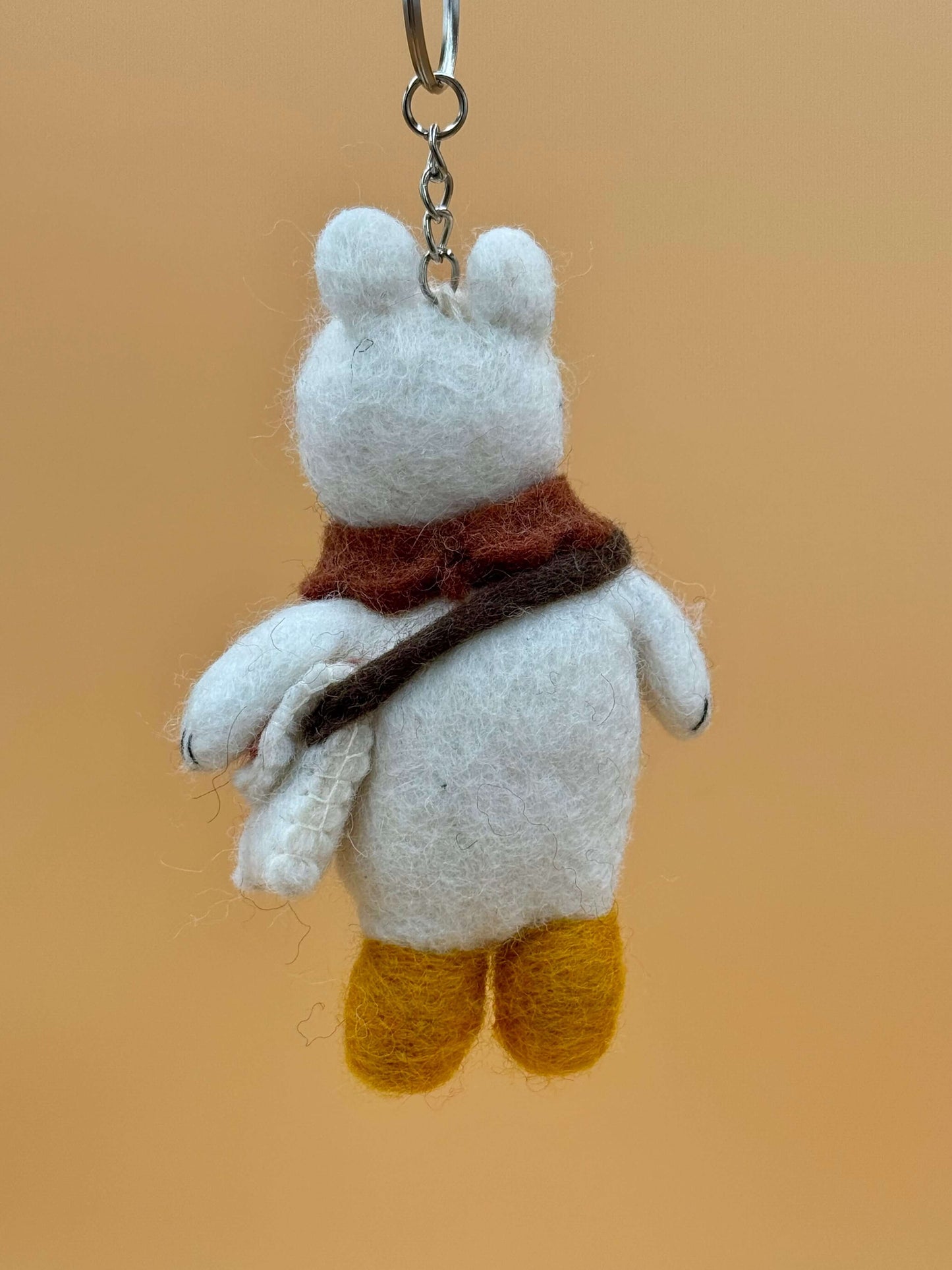 Handmade Filzanhänger Schlüsselanhänger Polarbär in braun, weiß, schwarz, gelb mit Schal, Größe M, 100% Wolle.