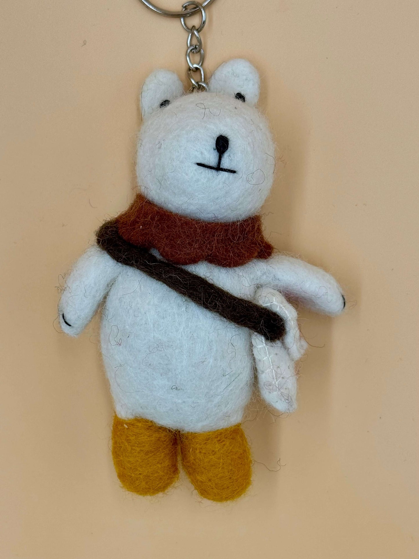 Handgemachter Filzanhänger Schlüsselanhänger Polarbär mit Schal und Tasche, 100% Wolle, Größe M, braun, weiß, schwarz, gelb.