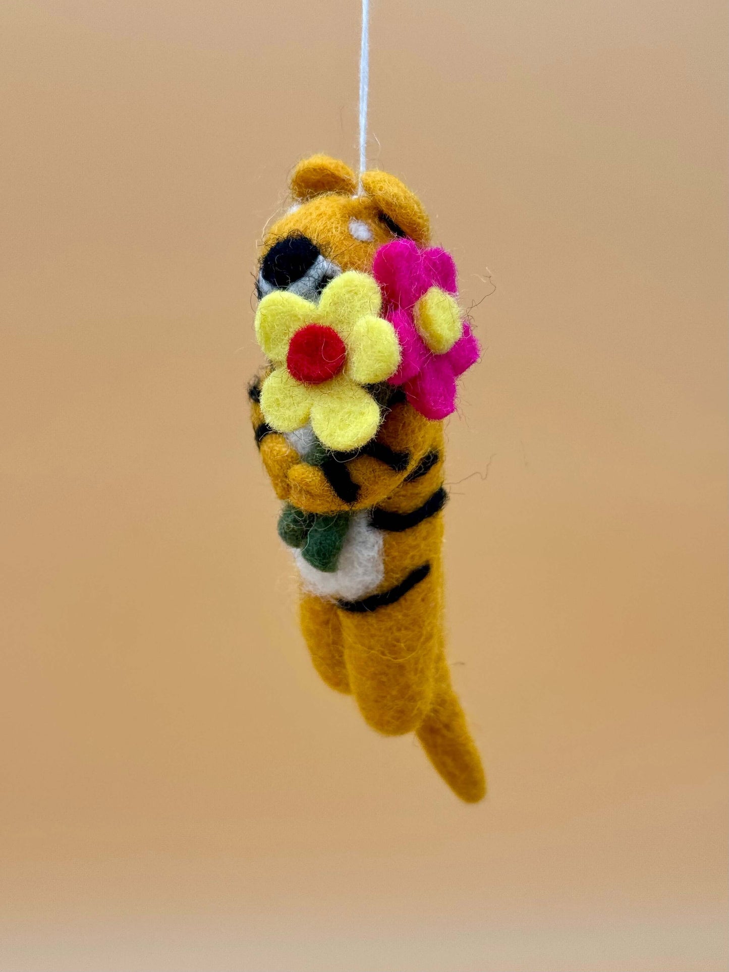 Filzanhänger Schlüsselanhänger Tiger mit Blumen, handgemacht aus 100% Wolle, gelb mit bunten Blumen, unikates Design.