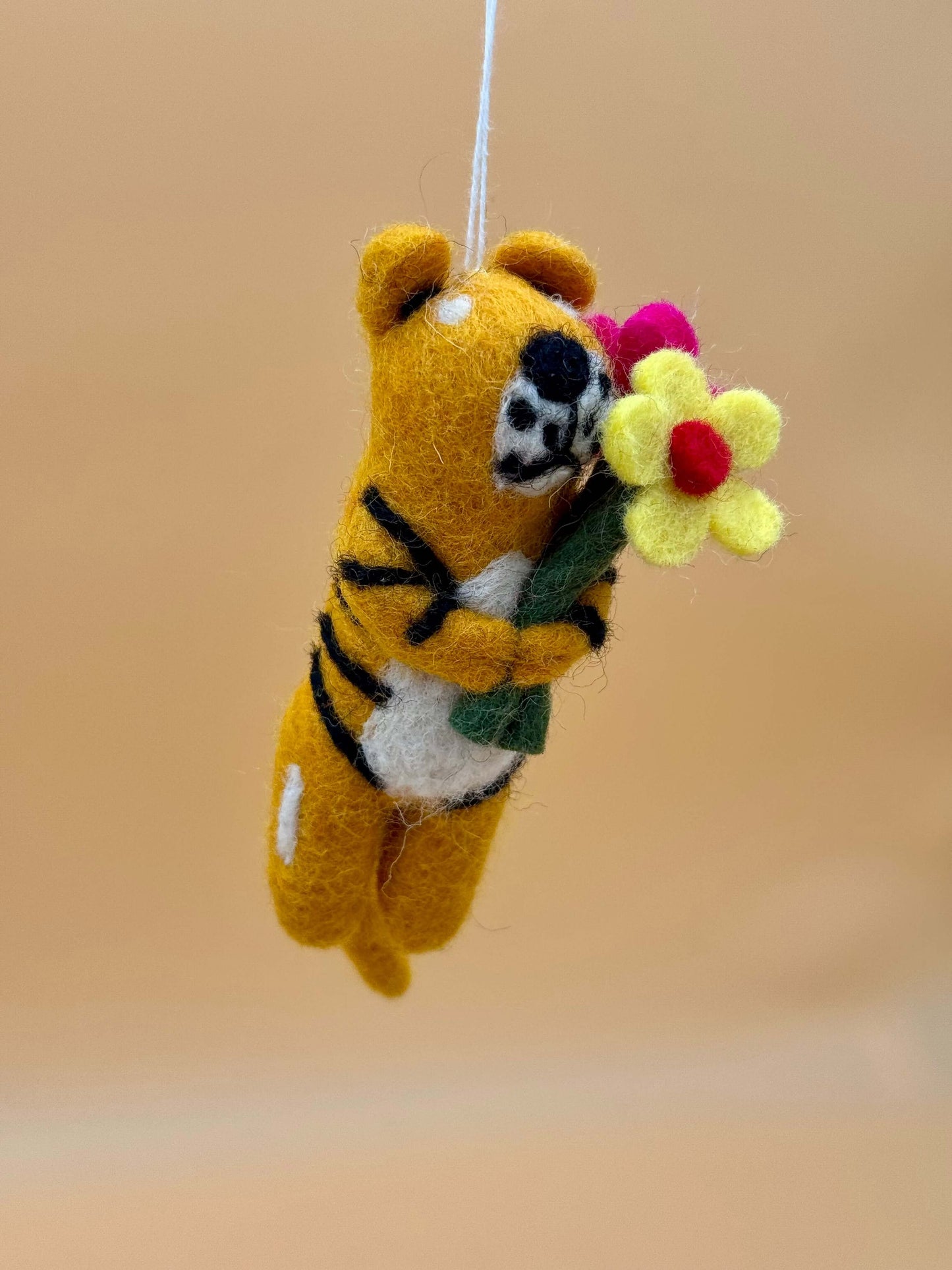 Filzanhänger Schlüsselanhänger Tiger mit Blumen, handgemacht aus 100% Wolle, in Gelb, Schwarz und Rot.