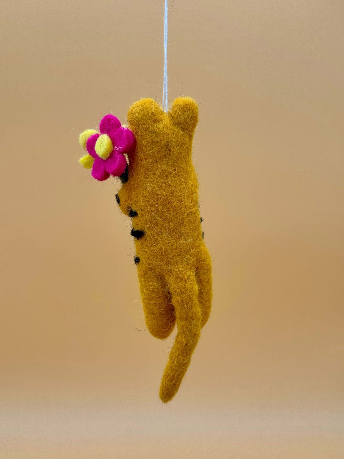 Filzanhänger Schlüsselanhänger Tiger mit Blumen aus 100% Wolle in Gelb und Schwarz, handgefertigt, Größe M.