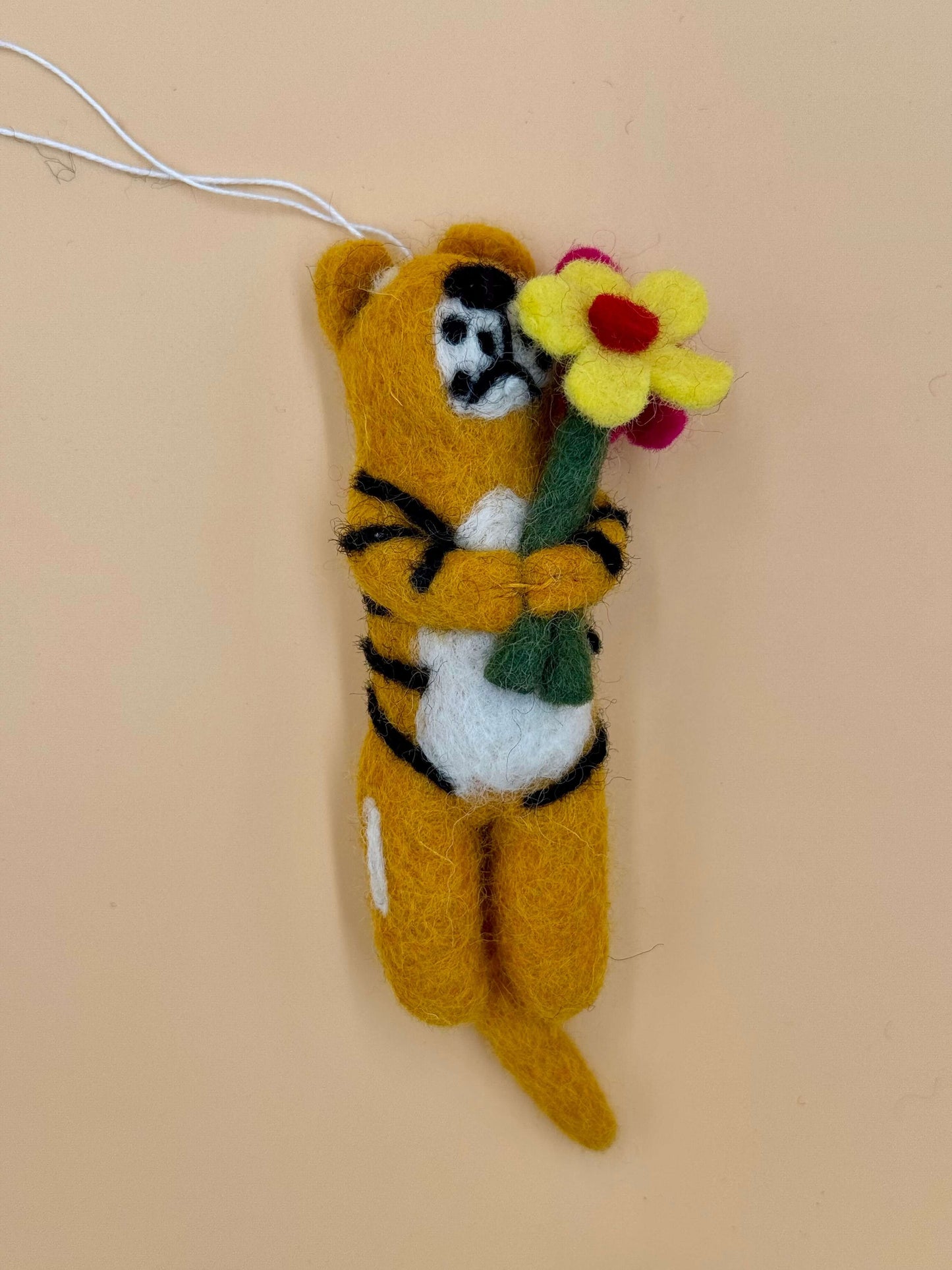 Handgemachter Filzanhänger Schlüsselanhänger Tiger mit Blumen, 100% Wolle, gelb, schwarz und rot.