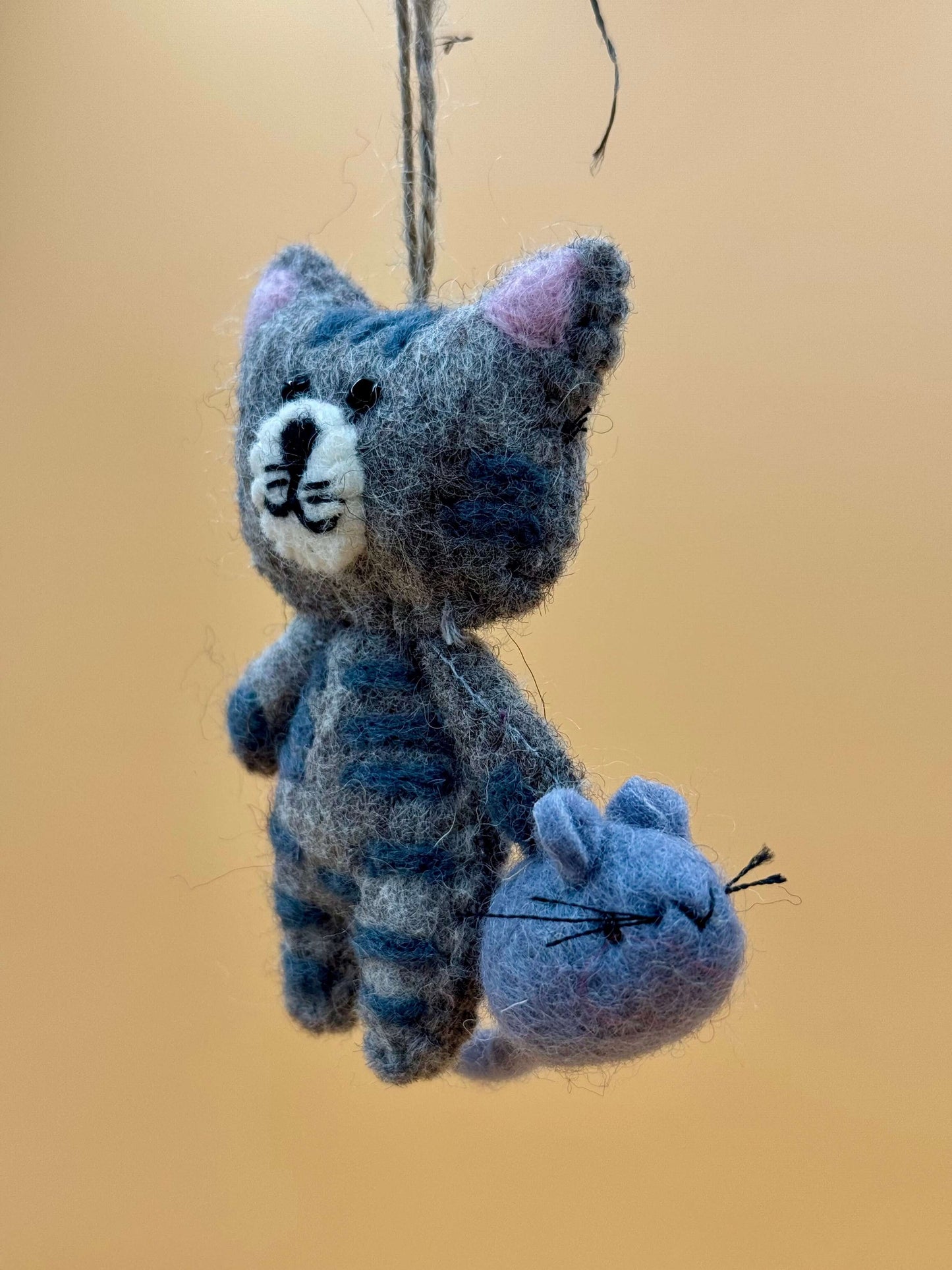 Handgemachter Filzanhänger Schlüsselanhänger Katze mit Maus in grau und rosa, 100% Wolle, einzigartiges Design.
