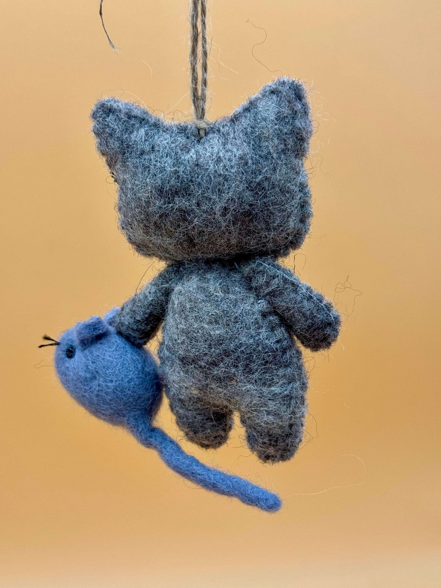 Handgemachter Filzanhänger Schlüsselanhänger Katze mit Maus, grau und blau, 100% Wolle, einzigartiges Unikat.