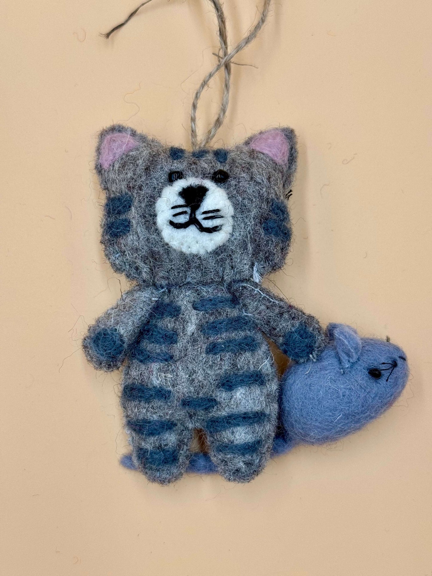 Handmade felt keychain featuring a grey cat with a mouse, unique M size, perfect accessory for cat lovers.