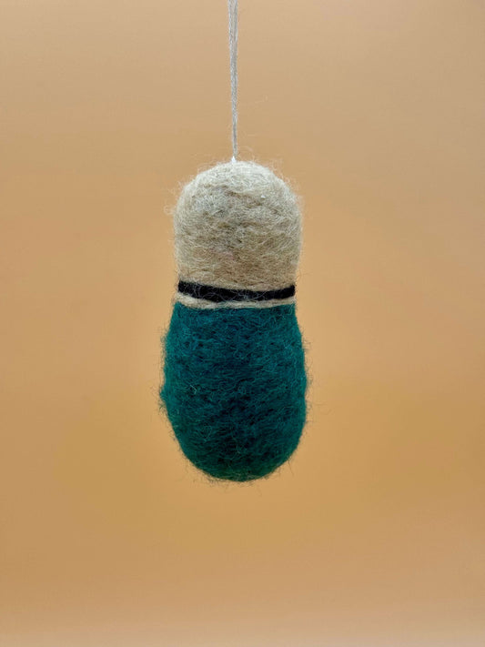 Handgemachter Filzanhänger Schlüsselanhänger Bowling in grün und beige, einzigartiges Design aus 100% Wolle.