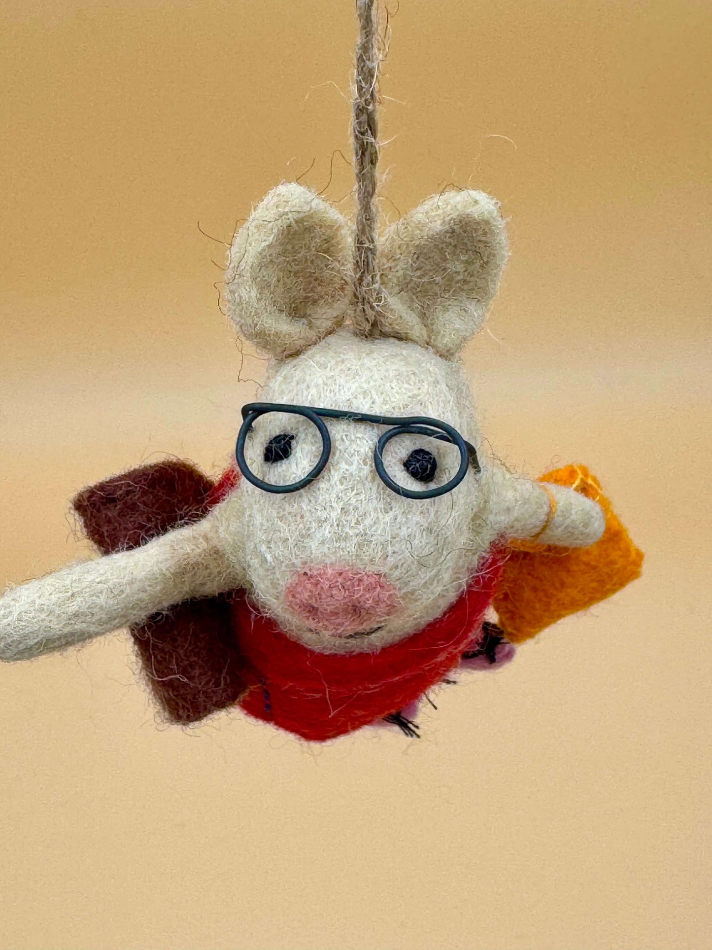 Filzanhänger Schlüsselanhänger Mode Schweinchen, handgemacht aus Wolle, mit Brille und buntem Kleidchen, Größe M.