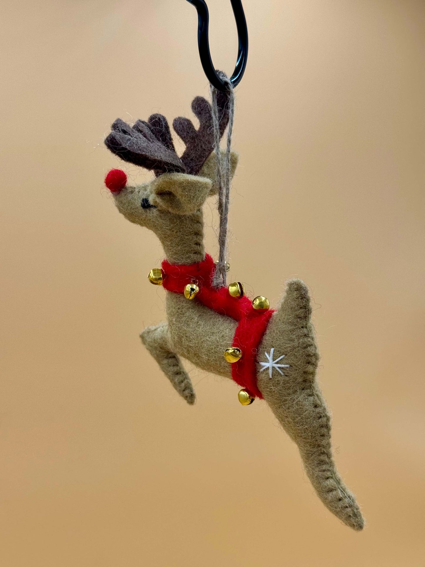 Handgemachter Filzanhänger Schlüsselanhänger Rentier mit Glocken für Weihnachten, beige und rot, 100% Wolle.