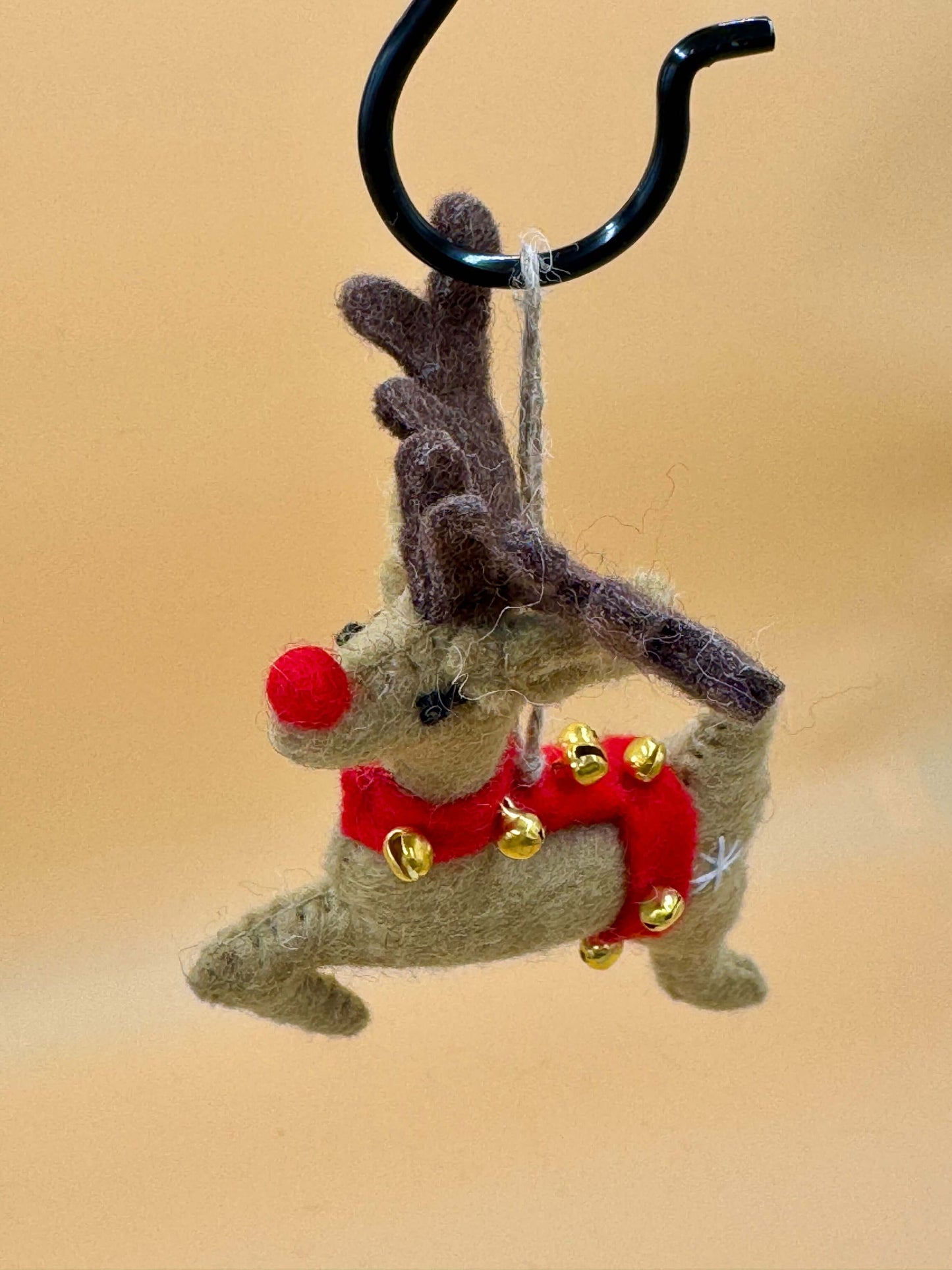 Handgemachter Filzanhänger Schlüsselanhänger Rentier mit Glocken in beige, braun und rot für Weihnachten.
