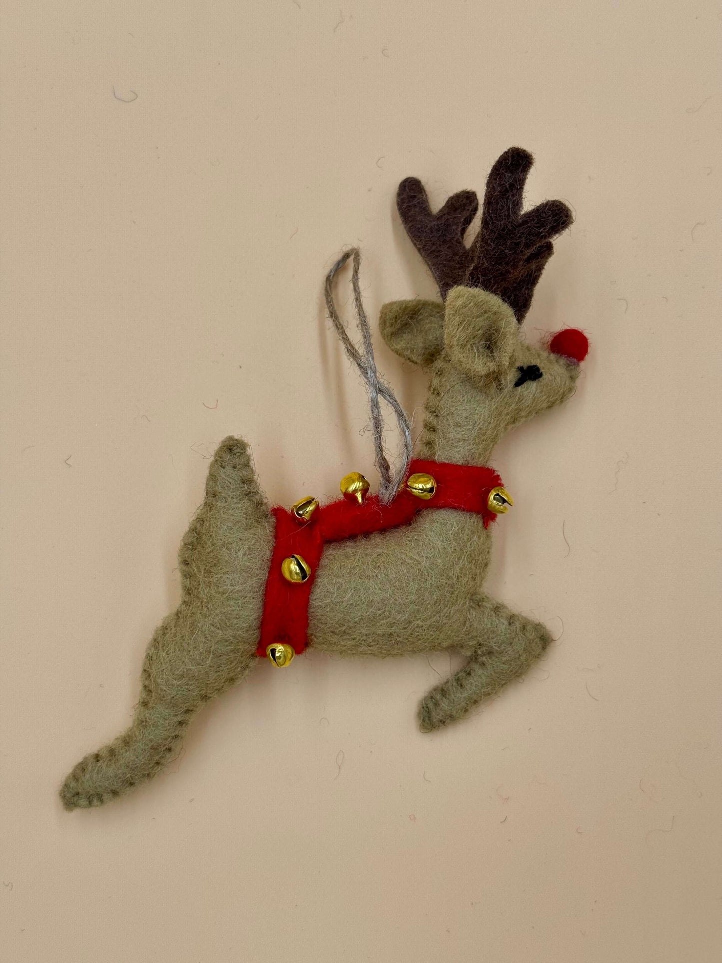 Handgemachter Filzanhänger Schlüsselanhänger Rentier mit Glocken, beige und braun für Weihnachten.