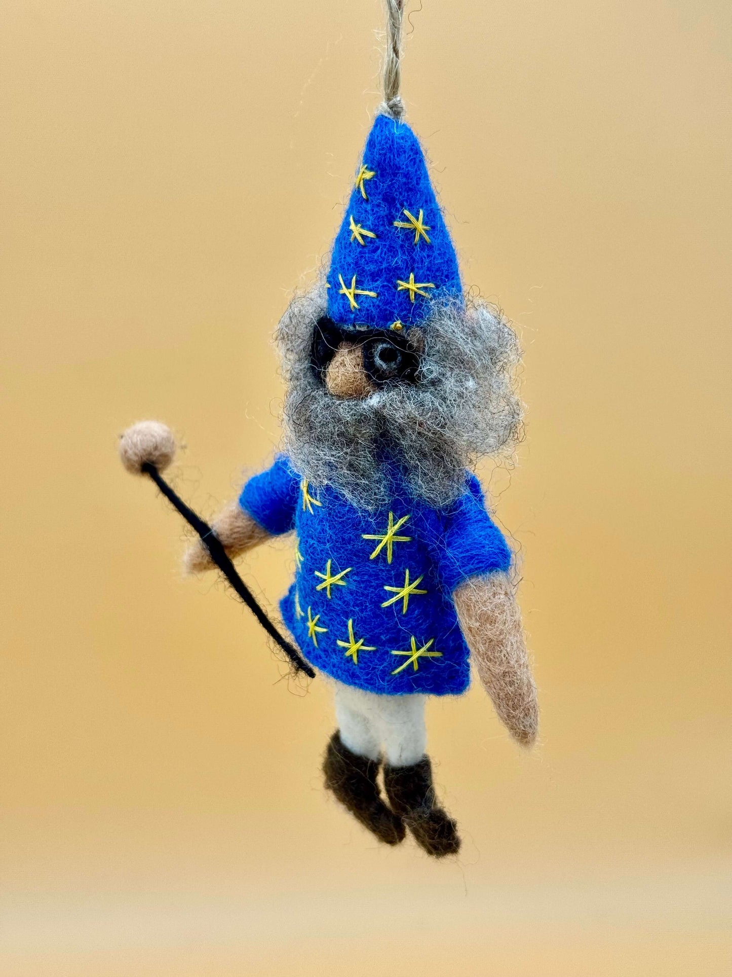 Handcrafted Filzanhänger Schlüsselanhänger Zaubermann in blue with wand, unique wool decoration.