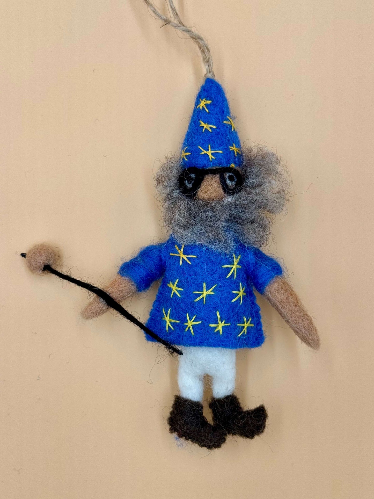Handgemachter Filzanhänger in Form eines Zaubermanns mit Zauberstab, blau-gelb, Schlüsselanhänger Zaubermann.