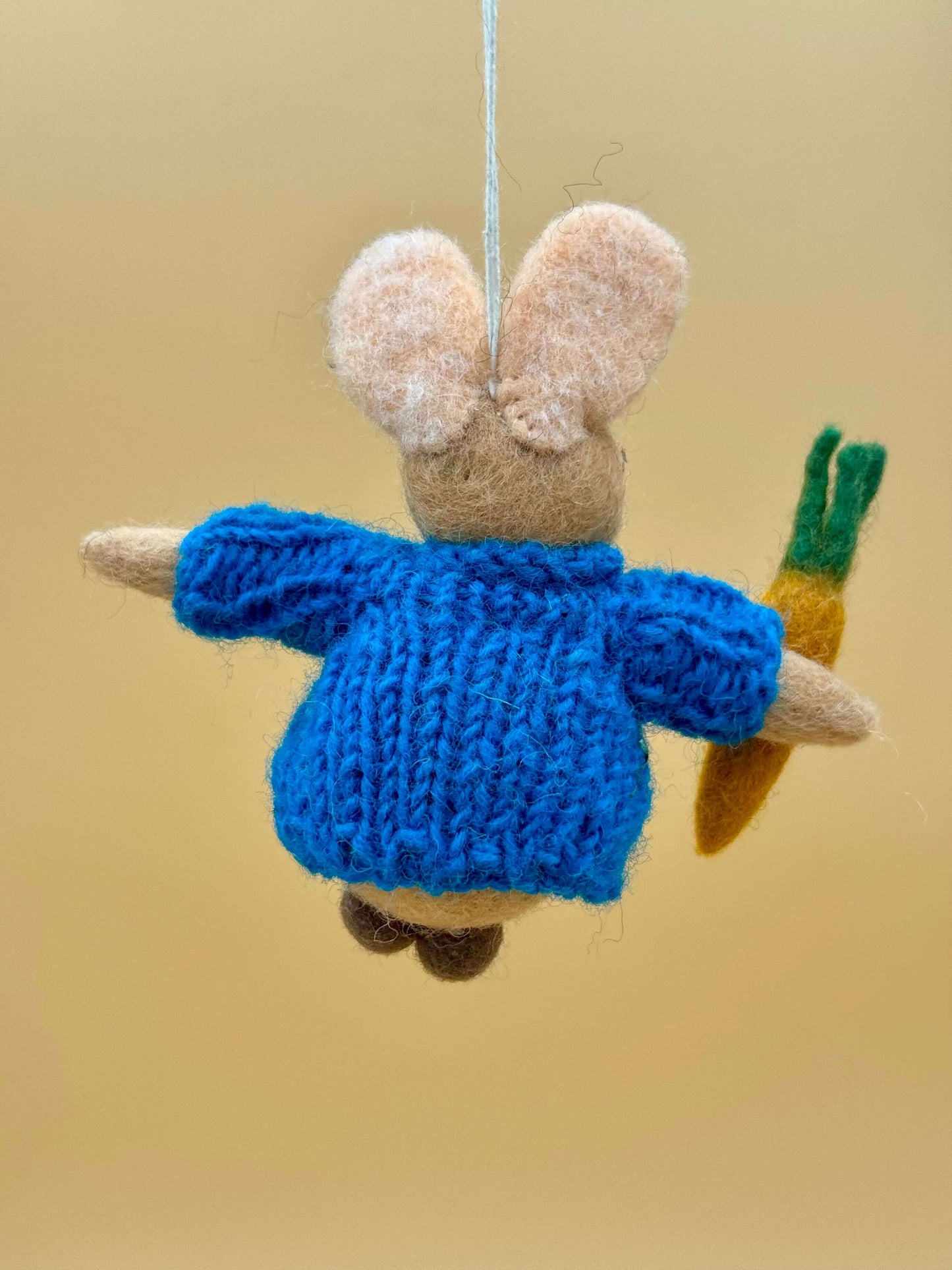 Handmade felt keychain bunny with carrot, blue sweater, 100% wool, unique design, perfect for gifts.