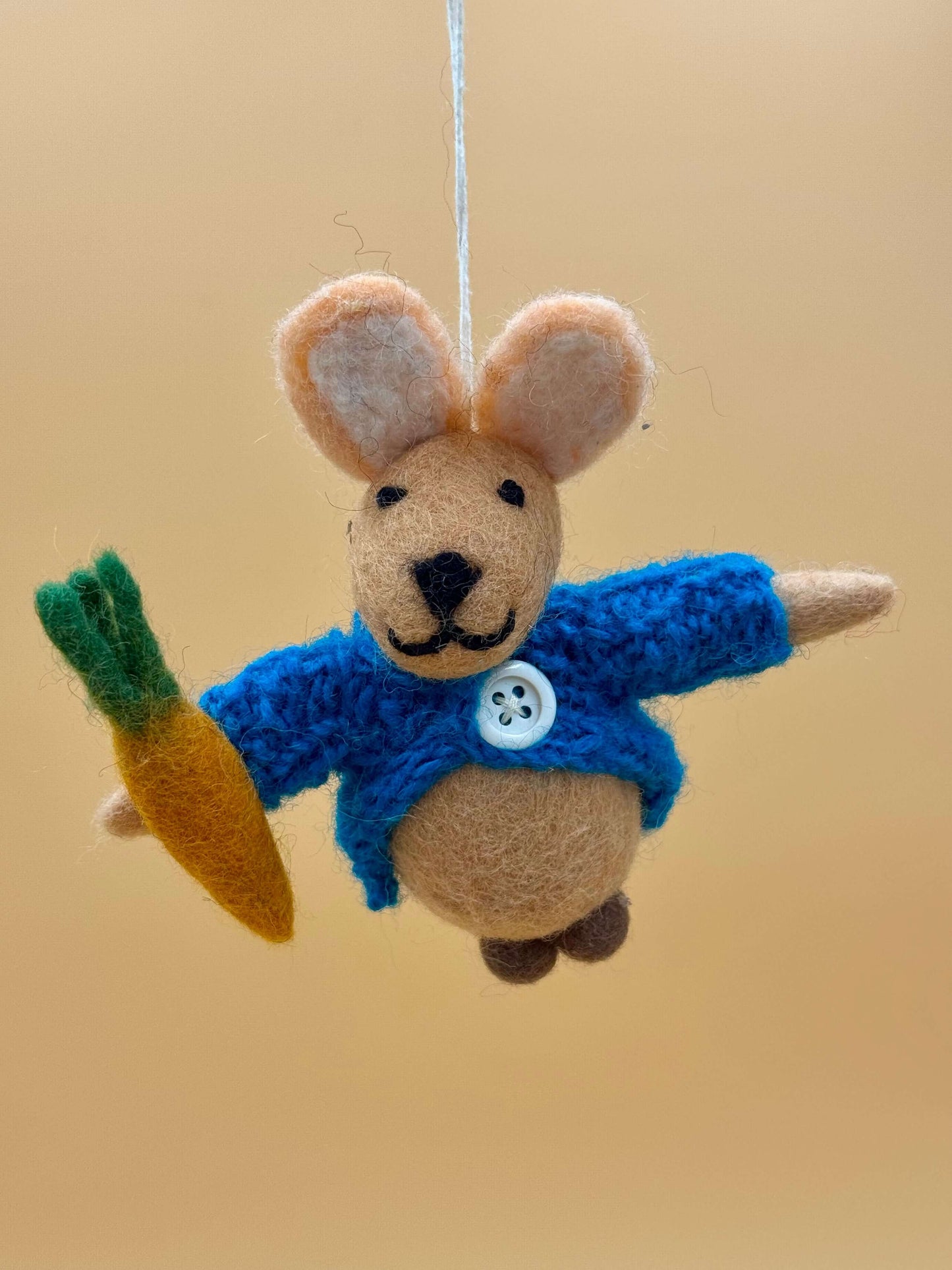 Filzanhänger Schlüsselanhänger Hase mit Karotte in braun und blau, handgemachtes Unikat aus 100% Wolle.
