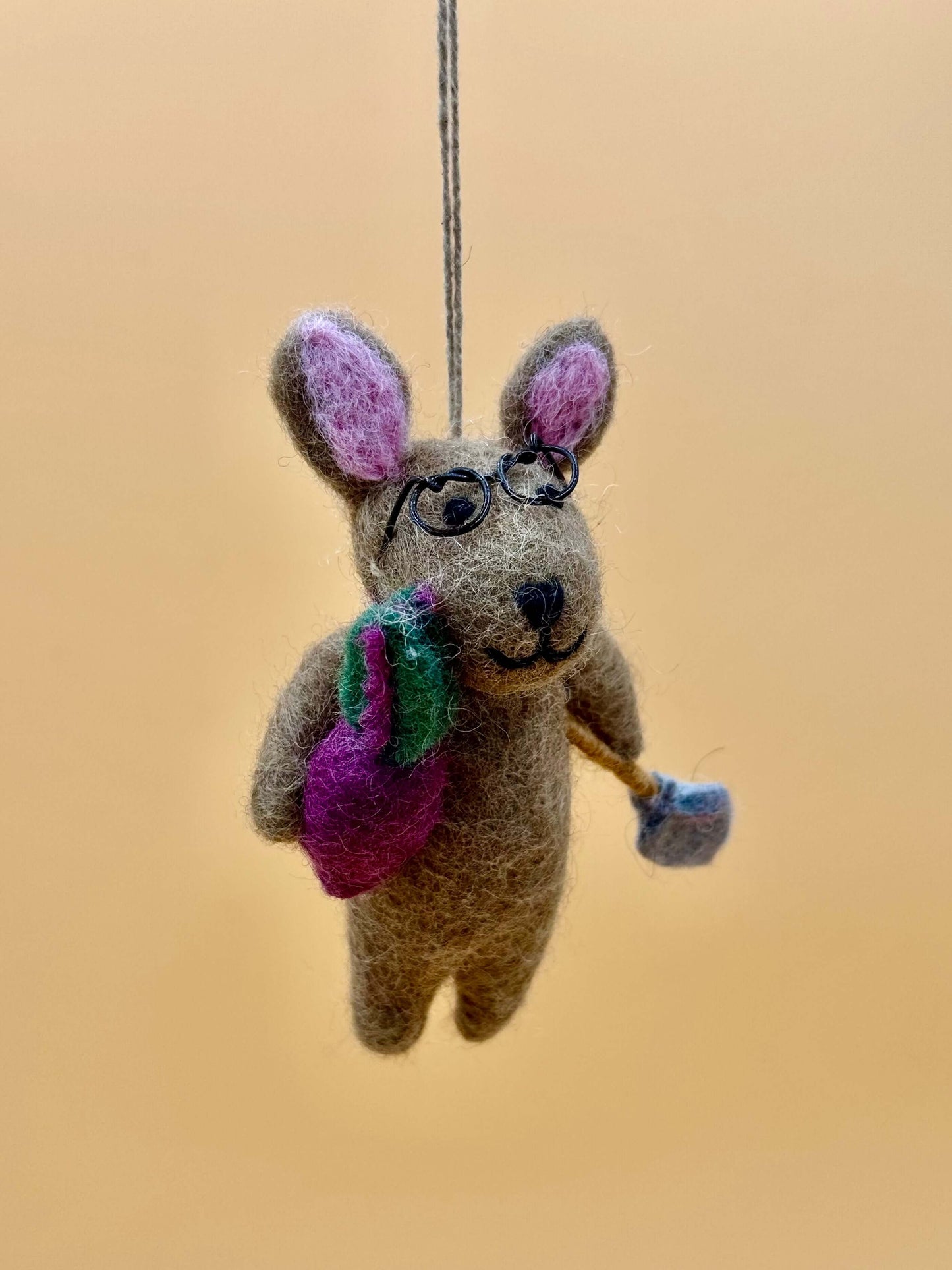 Filzanhänger Schlüsselanhänger Hase erntet Rübe mit Brille und Rüben in Hand, handgemacht aus 100% Wolle.