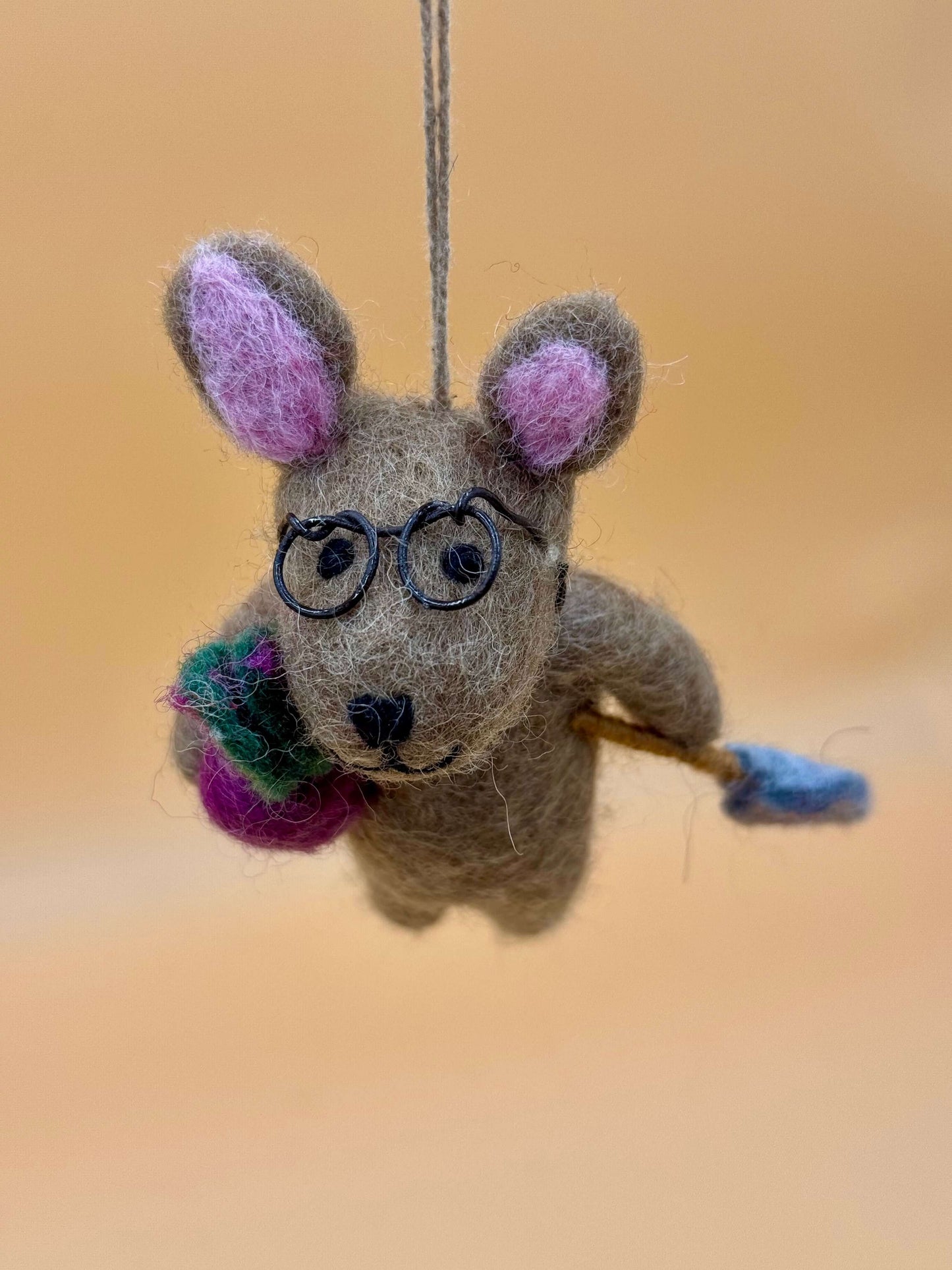 Handgemachter Filzanhänger Schlüsselanhänger Hase mit Brille erntet Rübe, braun-lila-grün, 100% Wolle.