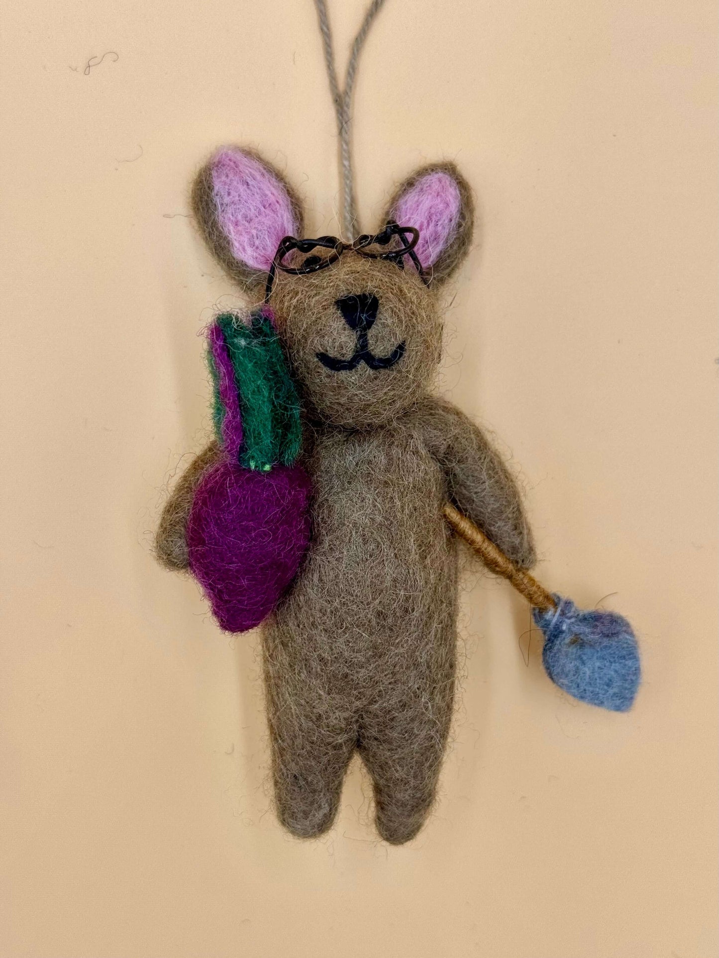 Filzanhänger Schlüsselanhänger Hase mit Rübe und Schaufel, handgemacht aus 100% Wolle in braun, lila und grün.