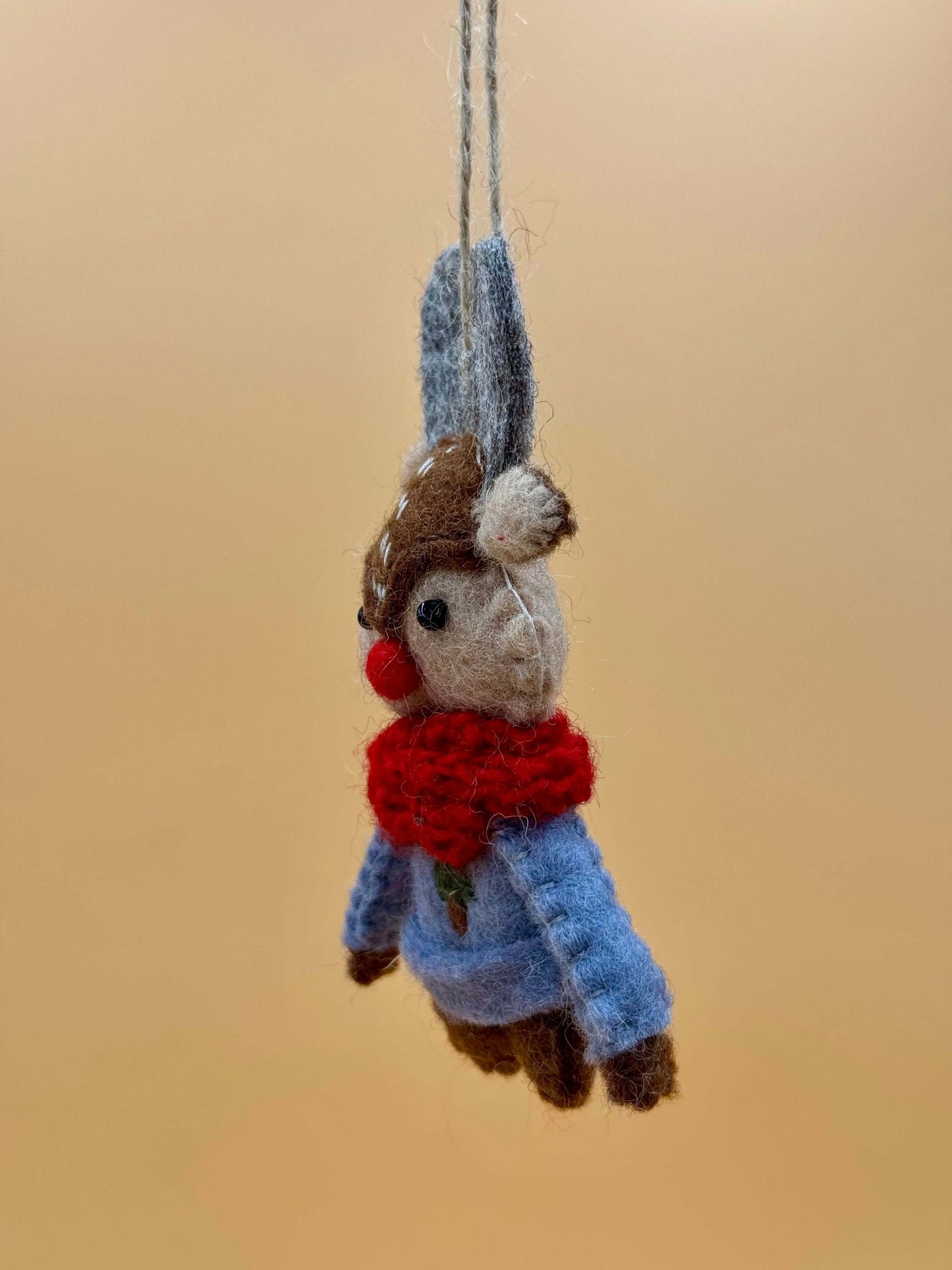 Handgemachter Filzanhänger Schlüsselanhänger Rentier in rot, braun und grau, ideal als einzigartiges Geschenk.