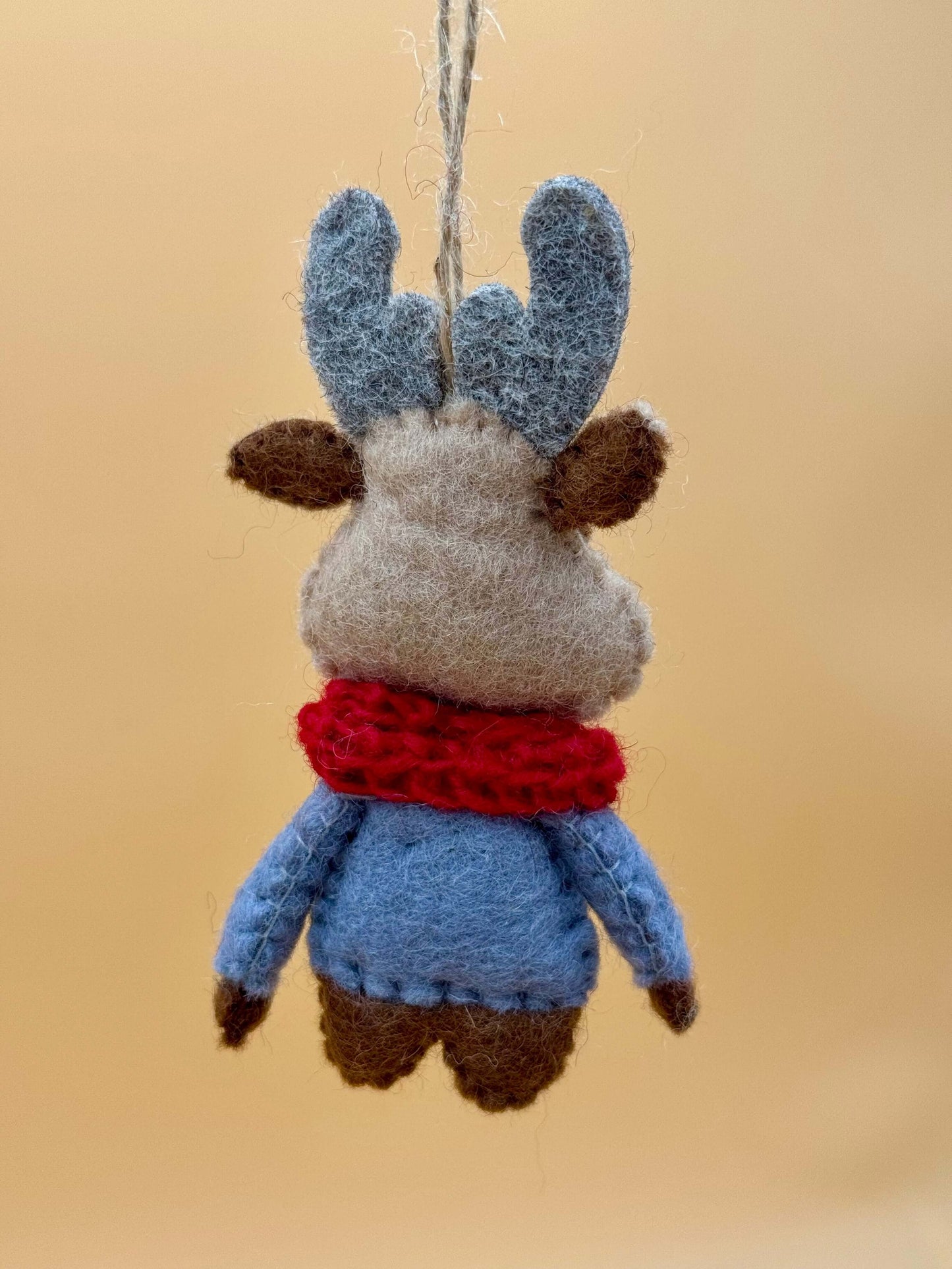 Handmade Filzanhänger Schlüsselanhänger Rentier in rot, grau und blau mit Schal. Einzigartiges Unikat aus 100% Wolle.