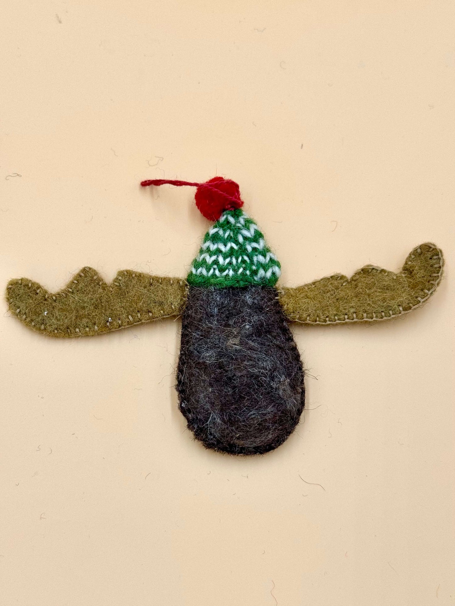 Handgemachter Filzanhänger Schlüsselanhänger Rentier in Braun, Grün und Rot, ideal für weihnachtliche Dekoration.