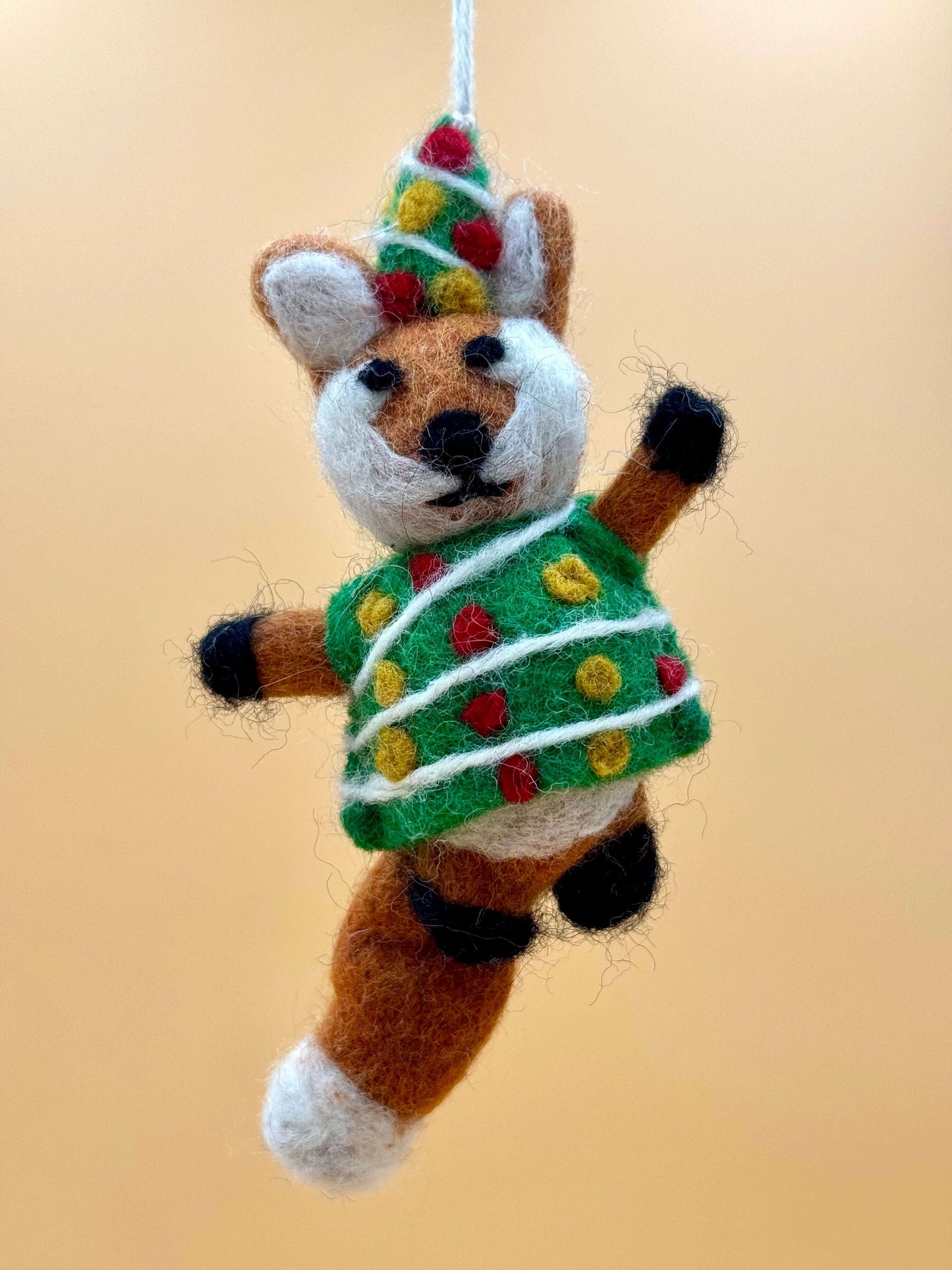Handgemachter Filzanhänger Schlüsselanhänger Weihnachtsfuchs in grün und braun, perfekt für die Feiertage.