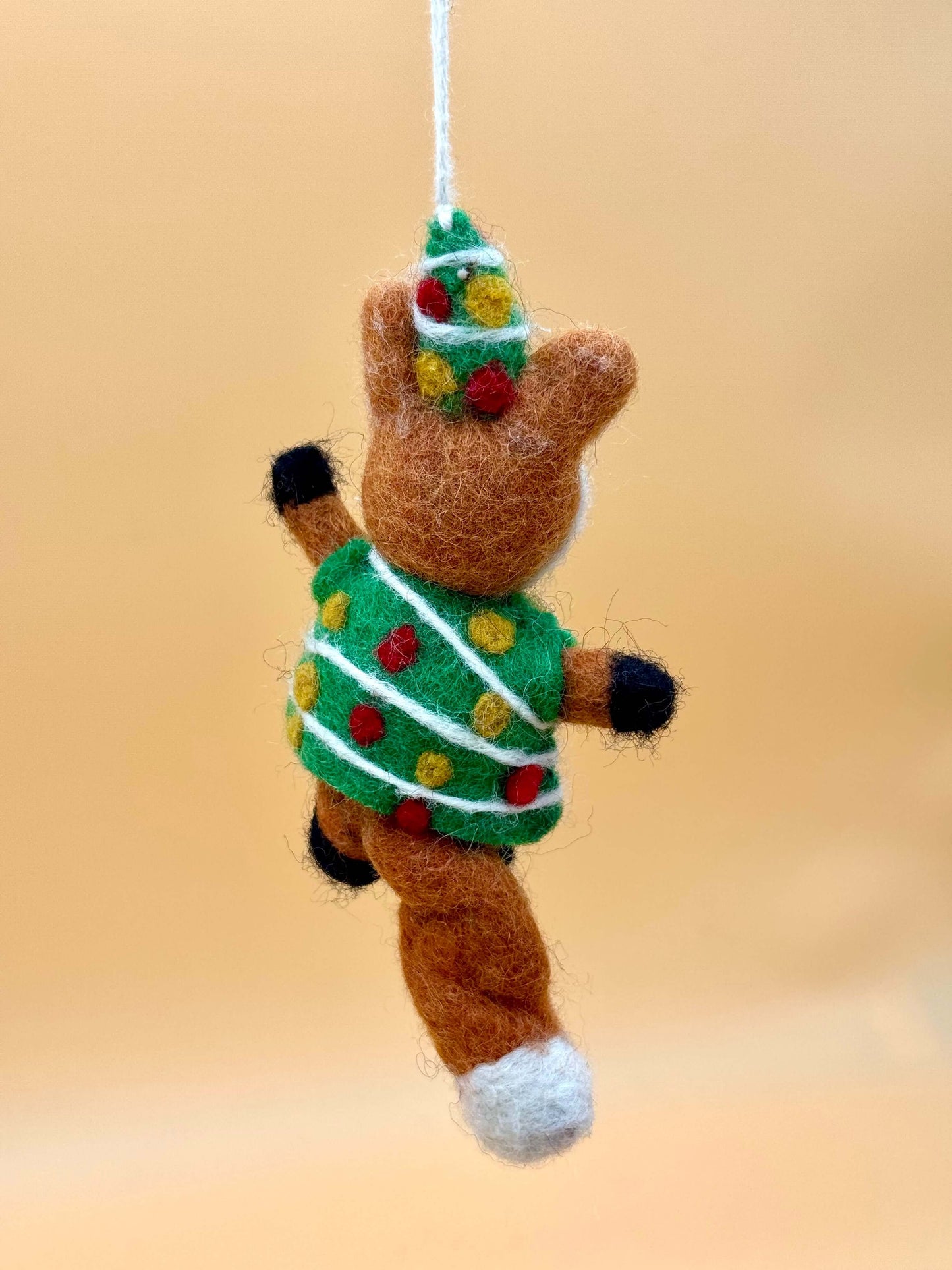 Handgemachter Filzanhänger Schlüsselanhänger Weihnachtsfuchs in grün, gelb und braun mit Weihnachtsmütze und Pullover.