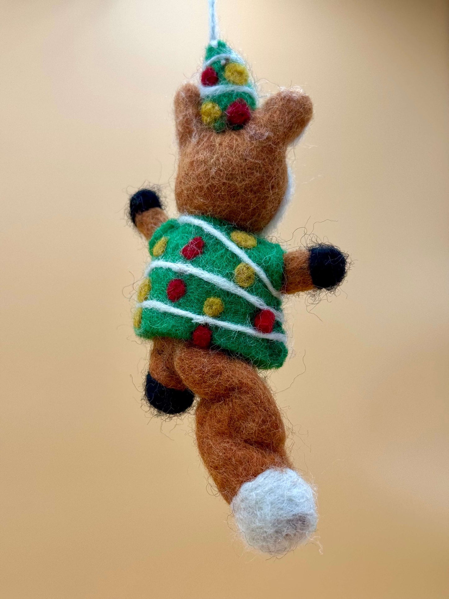 Handmade Filzanhänger Schlüsselanhänger Weihnachtsfuchs in grün, gelb und braun mit Pullover und Mütze.