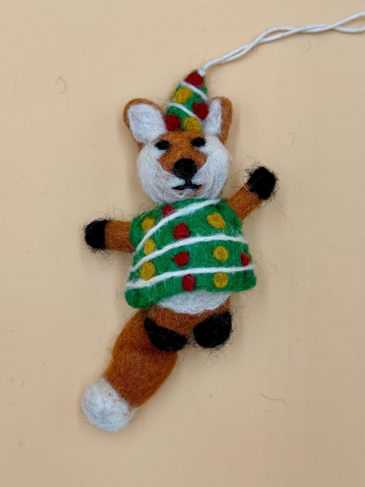 Filzanhänger Schlüsselanhänger Weihnachtsfuchs, handgemacht, grün und braun, mit Pullover und Mütze aus Wolle.