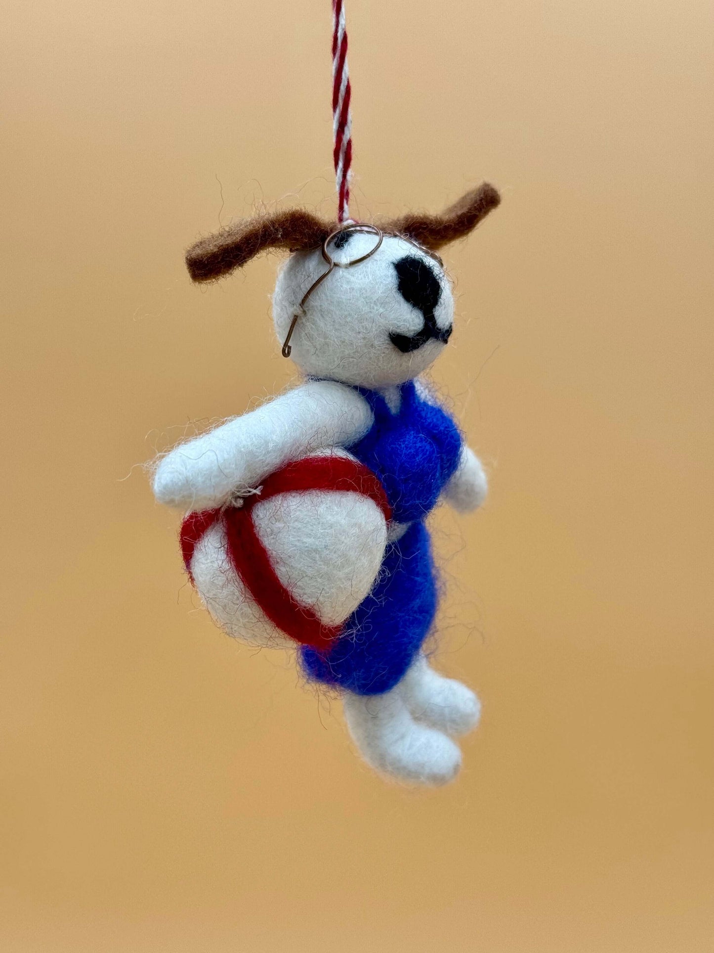 Handgemachter Filzanhänger Schlüsselanhänger Hund mit Volleyball, weiß blau, 100% Wolle, einzigartiges Design.
