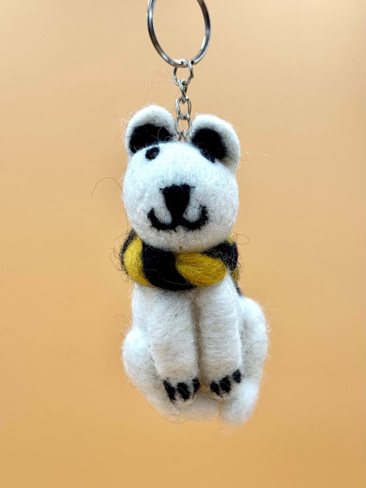 Filzanhänger Schlüsselanhänger Polarbär mit Schall, handgemacht aus 100% Wolle, in schwarz-weiß mit Schal.