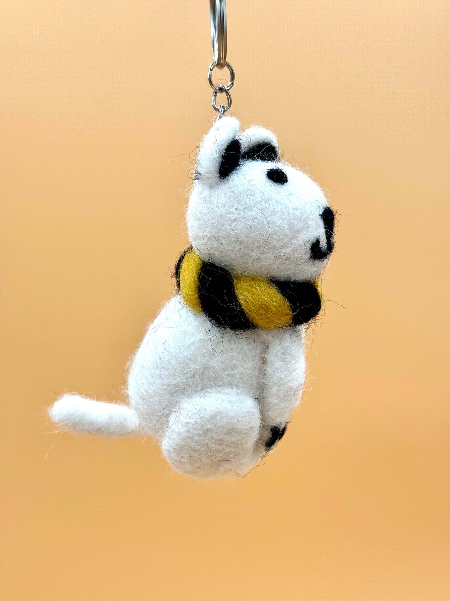 Handmade felt polar bear keychain with scarf, black and white, unique design, view details for Filzanhänger Schlüsselanhänger Polarbär.