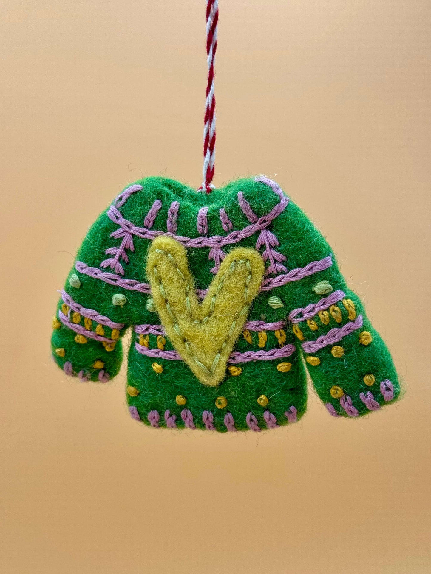 Handgemachter Filzanhänger Schlüsselanhänger in Grün und Gelb, Weihnachtspullover-Design, 100% Wolle, Unikat.