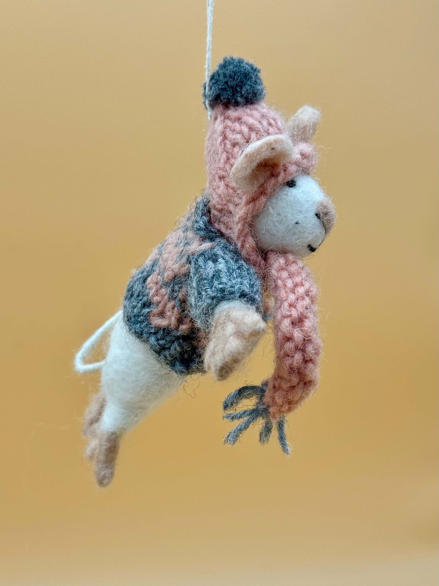 Handmade felt mouse keychain with hat and scarf, featuring unique pink and gray patterns. View details for Filzanhänger Schlüsselanhänger.