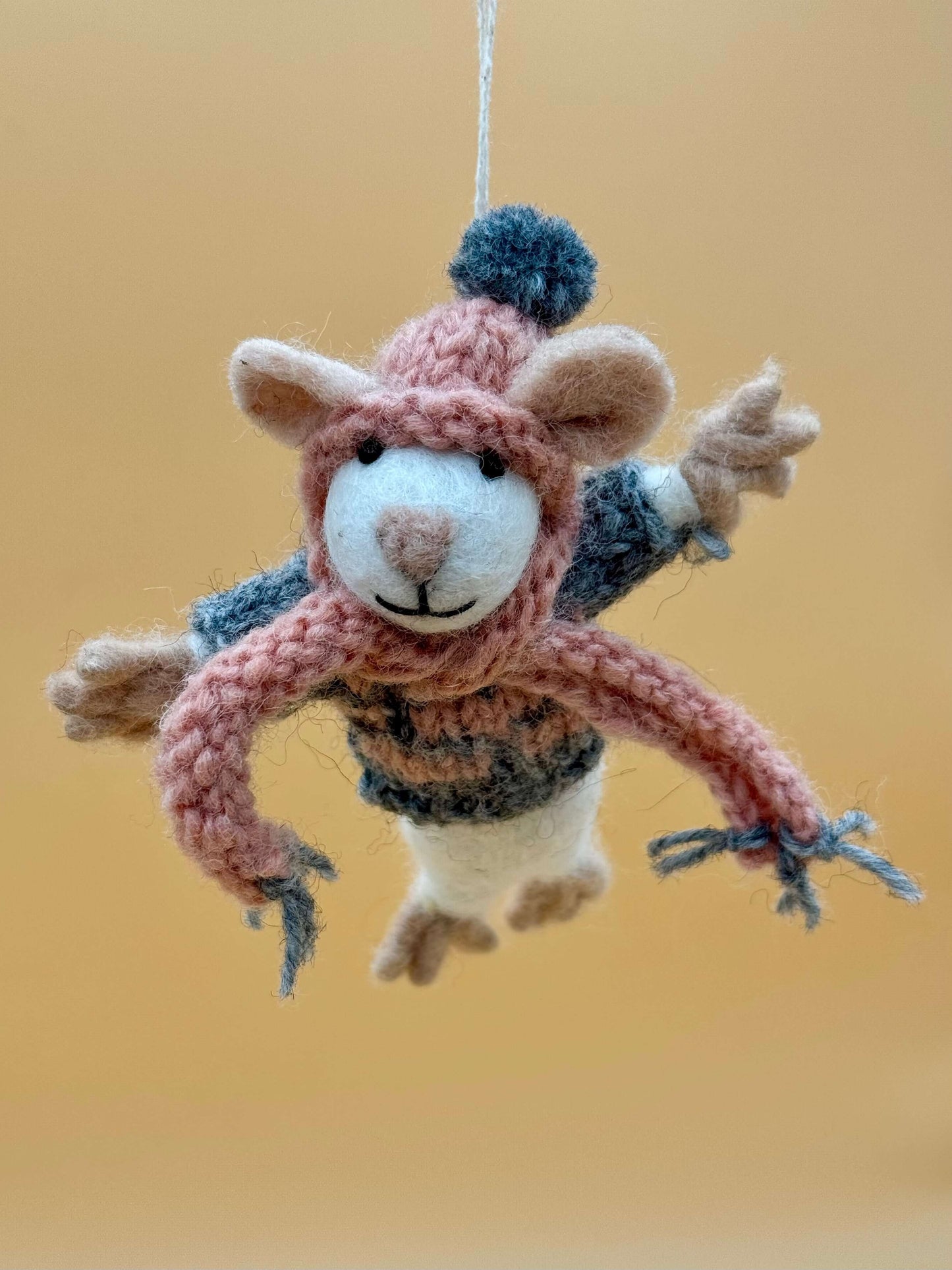 Filzanhänger Schlüsselanhänger Maus mit Mütze und Schal aus handgemachtem 100% Wolle, in Grau und Pink.