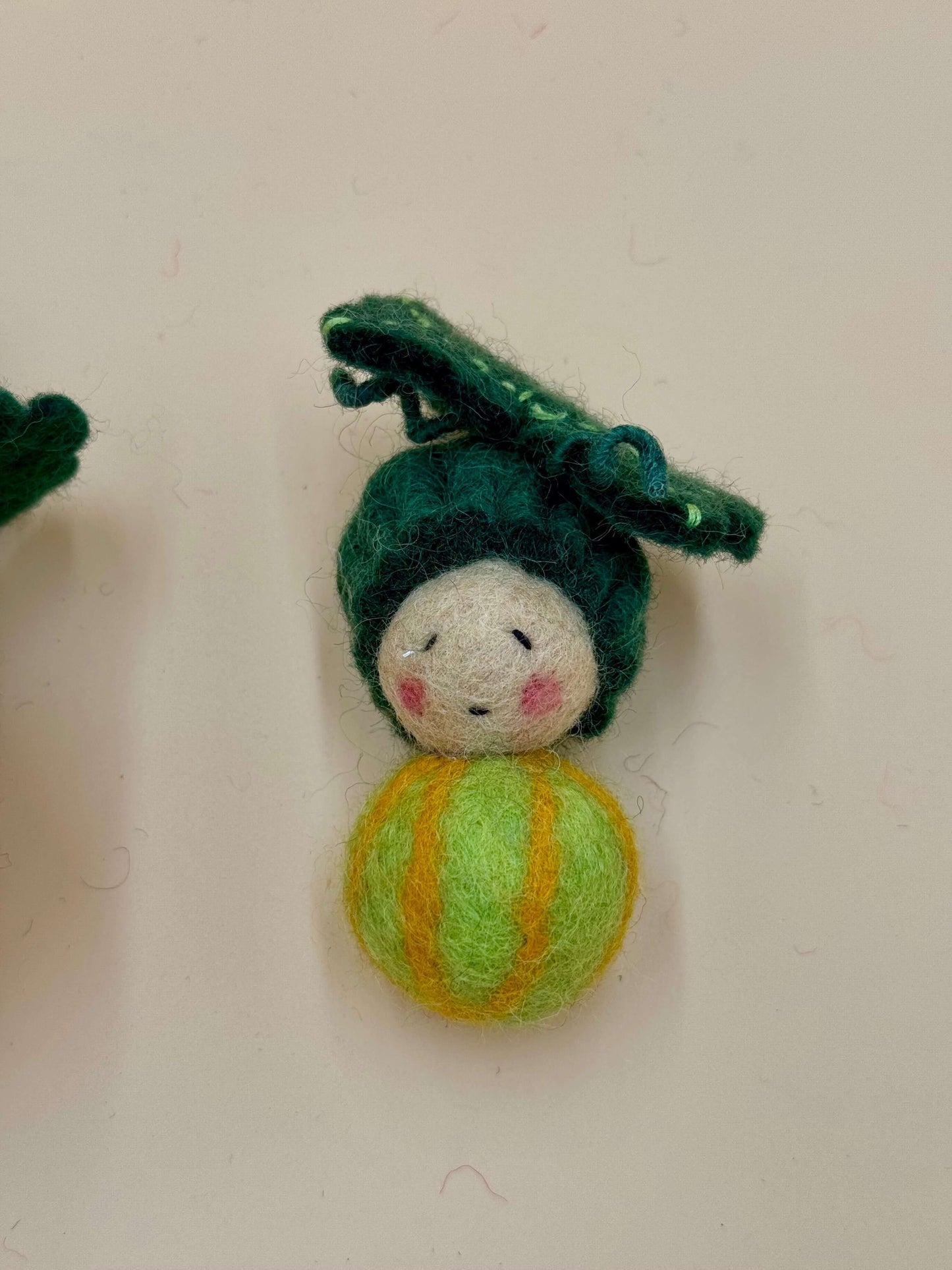 Handgemachter Filzanhänger Schlüsselanhänger Kürbis Mädchen in grün und gelb, einzigartiges Wollkunstwerk.