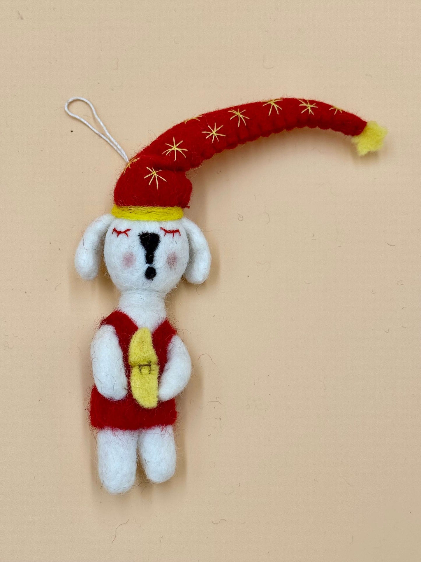 Handmade Filzanhänger Schlüsselanhänger Schlafender Hund in rot, weiß und gelb, aus 100% Wolle, detailreiche Schlafmütze.