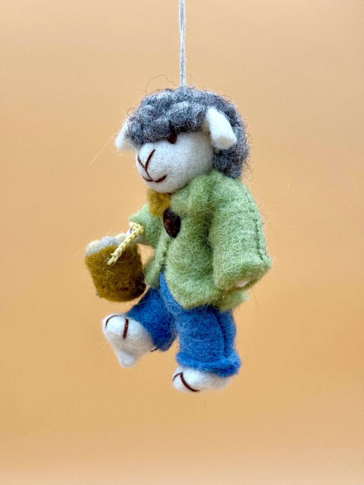 Handgemachter Filzanhänger Schlüsselanhänger Schaf mit Körbchen, in grün, blau und grau.