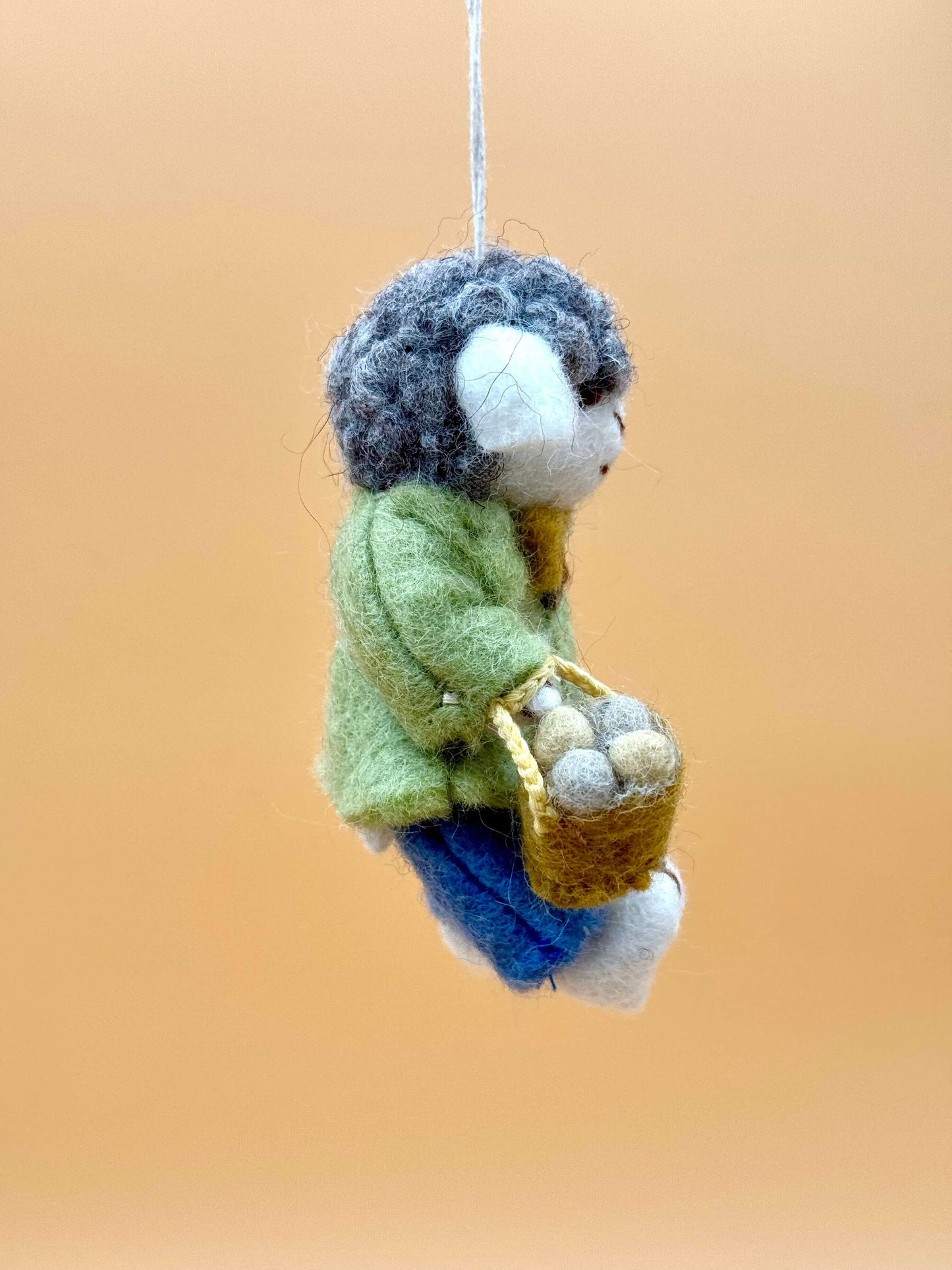 Handmade filzanhänger Schlüsselanhänger Schaf beim Einkaufen, grün und blau, 100% Wolle, einzigartiges Design.