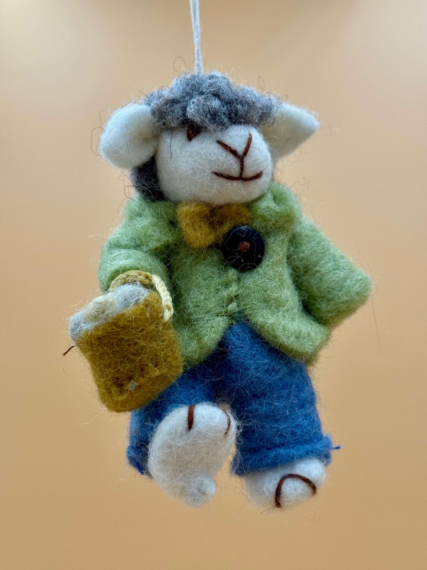 Handgemachter Filzanhänger Schlüsselanhänger Schaf beim Einkaufen in Grün, Blau und Grau, 100% Wolle.