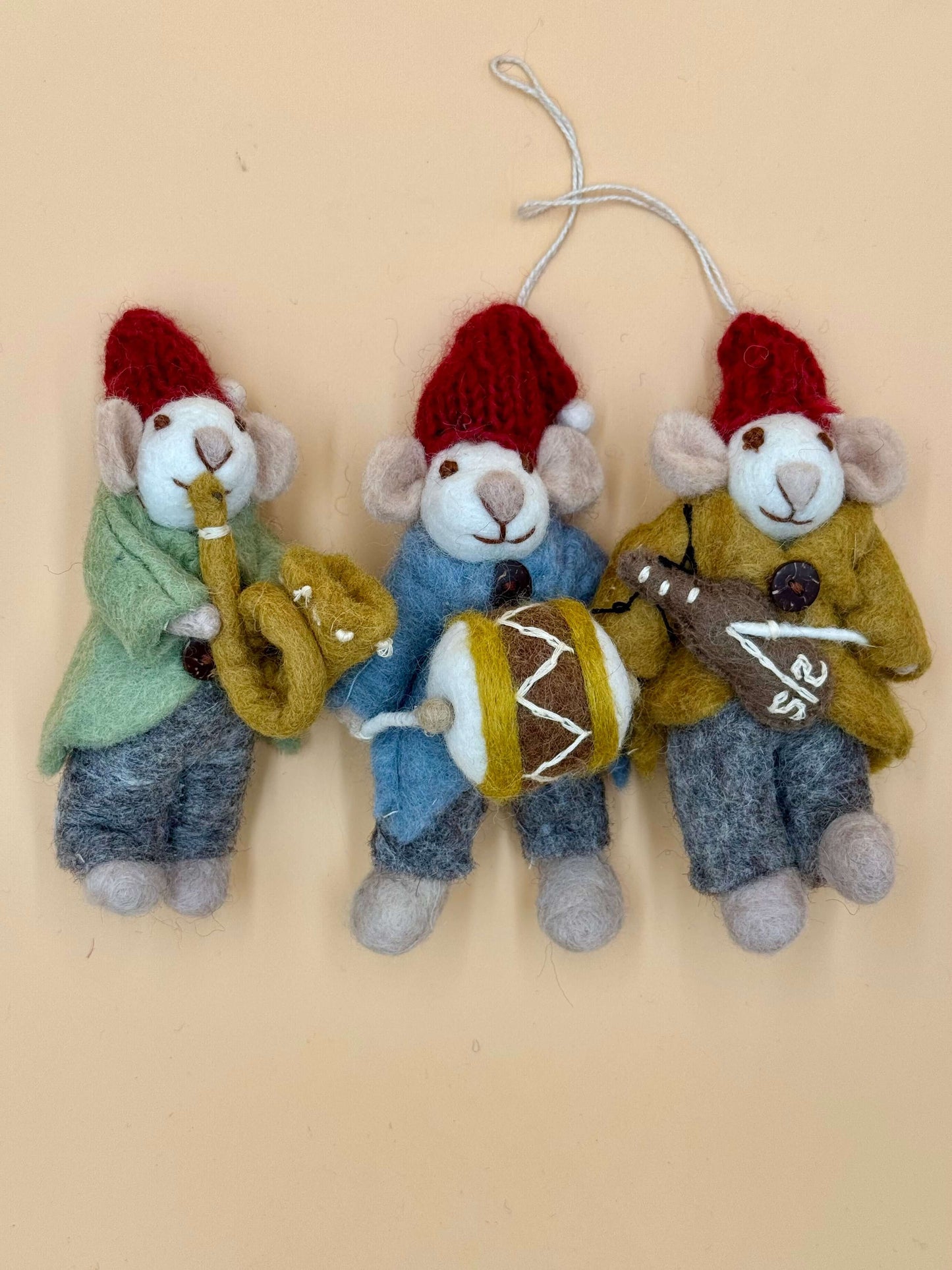 Handmade felt keychain featuring three mice playing instruments, ideal for gifting or home decoration.