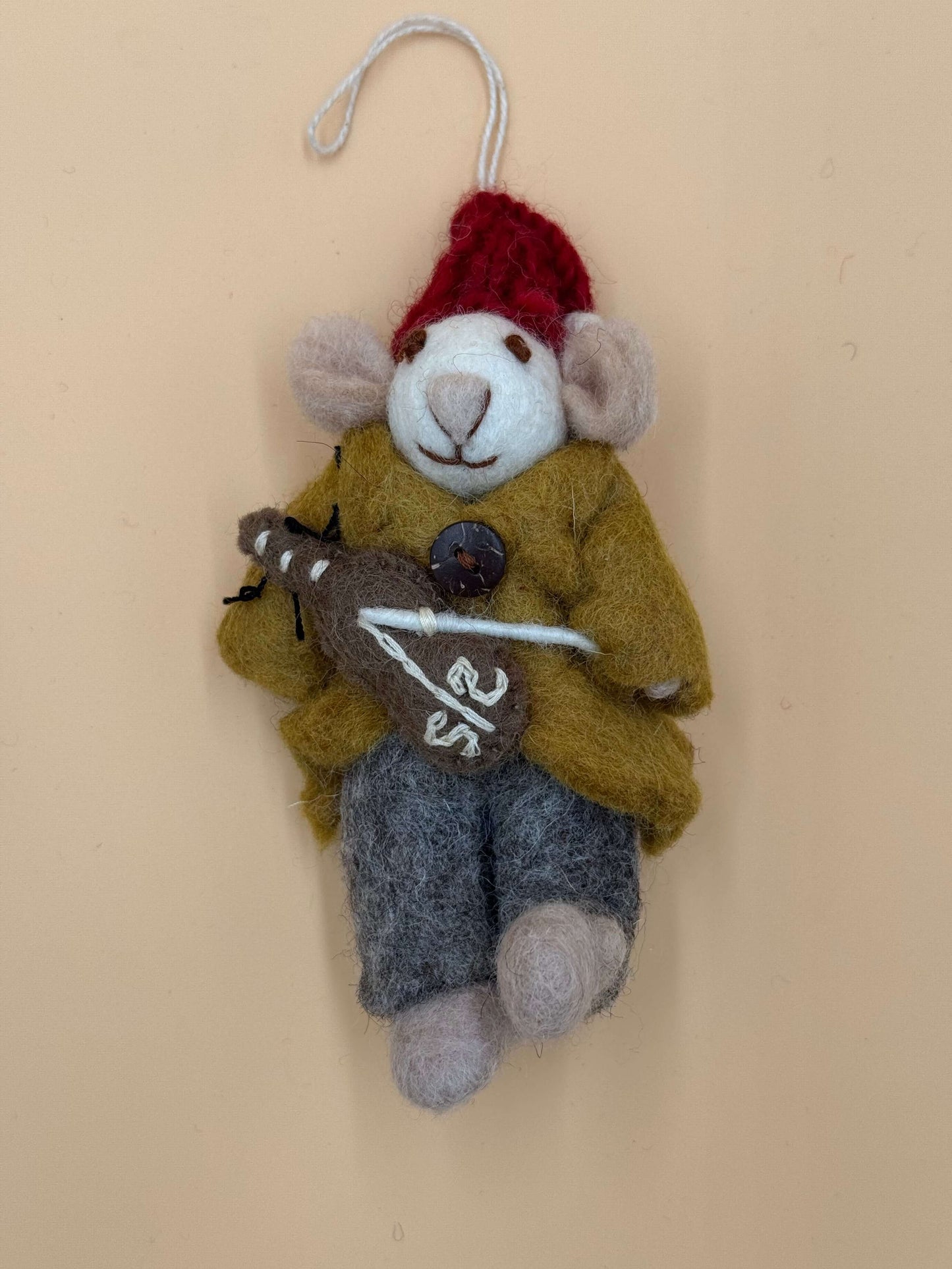 Handgemachter Filzanhänger Schlüsselanhänger Maus in Band mit Violine, Größe M, grau, gelb, rot, weiß, 100% Wolle.